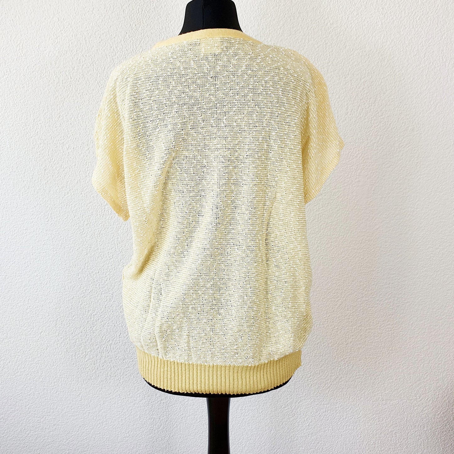 Einzigartiges und nachhaltiges Vintage T-Shirt in gelb. Unique and sustainable vintage t-shirt in yellow. Back.