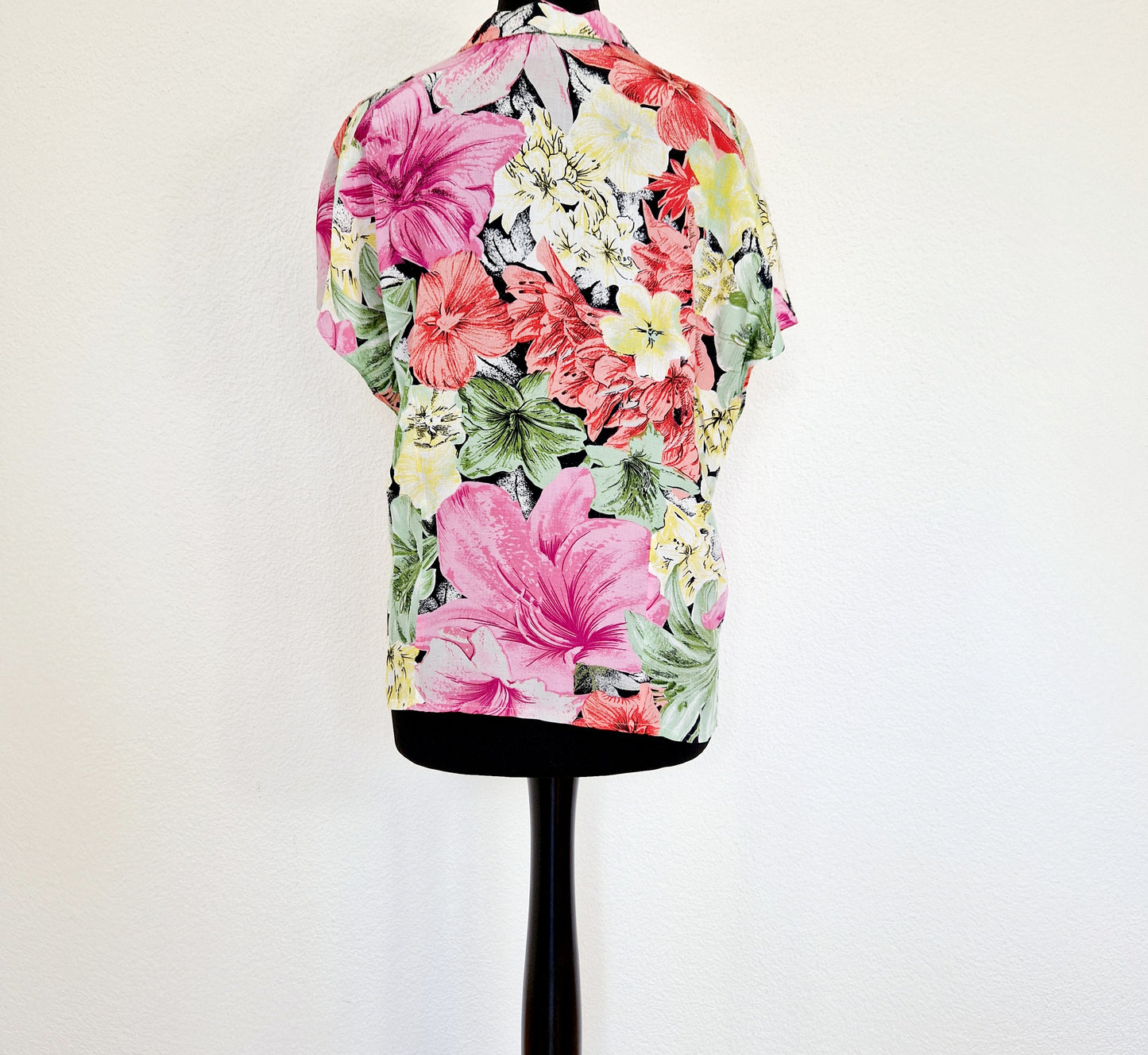 Einzigartige und nachhaltige Vintage Bluse in pink-lachs-gelb mit Blumen. Unique and sustainable vintage blouse in pink-salmon-yellow with flowers. Back.