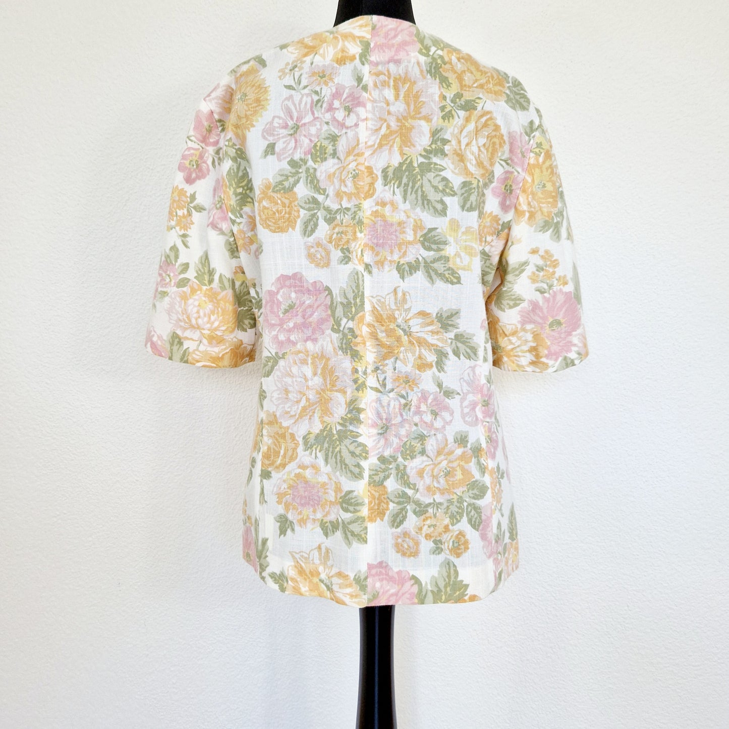 Einzigartiger und nachhaltiger Vintage Blazer mit Blumen. Unique and sustainable vintage blazer with flowers. Back.