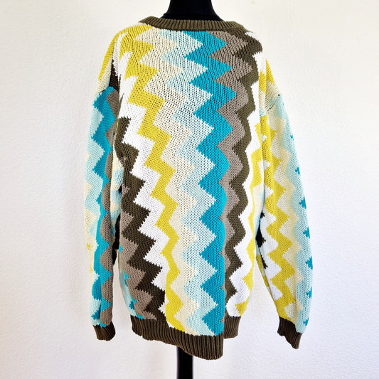 Einzigartiger und nachhaltiger Vintage Pullover mit Zickzack. Unique and sustainable vintage pullover with zigzag. Front.
