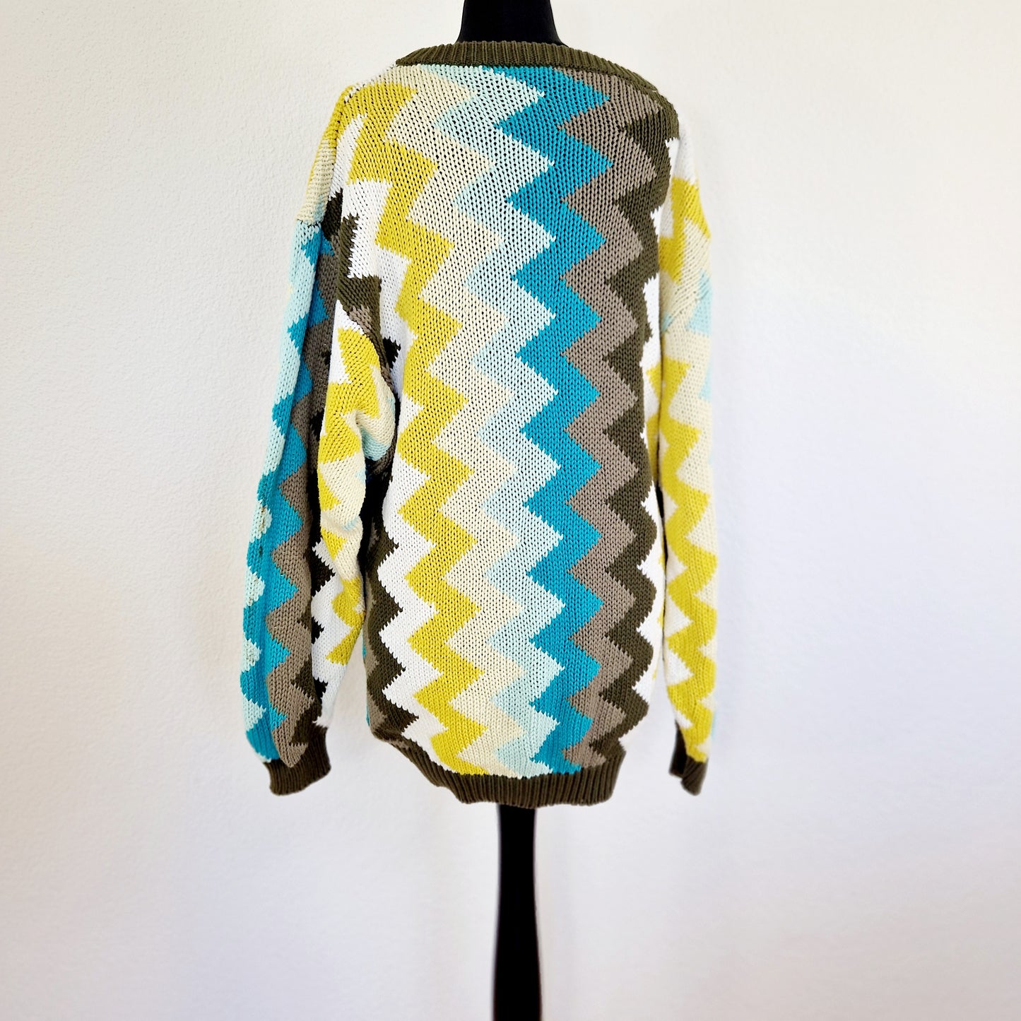 Einzigartiger und nachhaltiger Vintage Pullover mit Zickzack. Unique and sustainable vintage pullover with zigzag. Back.