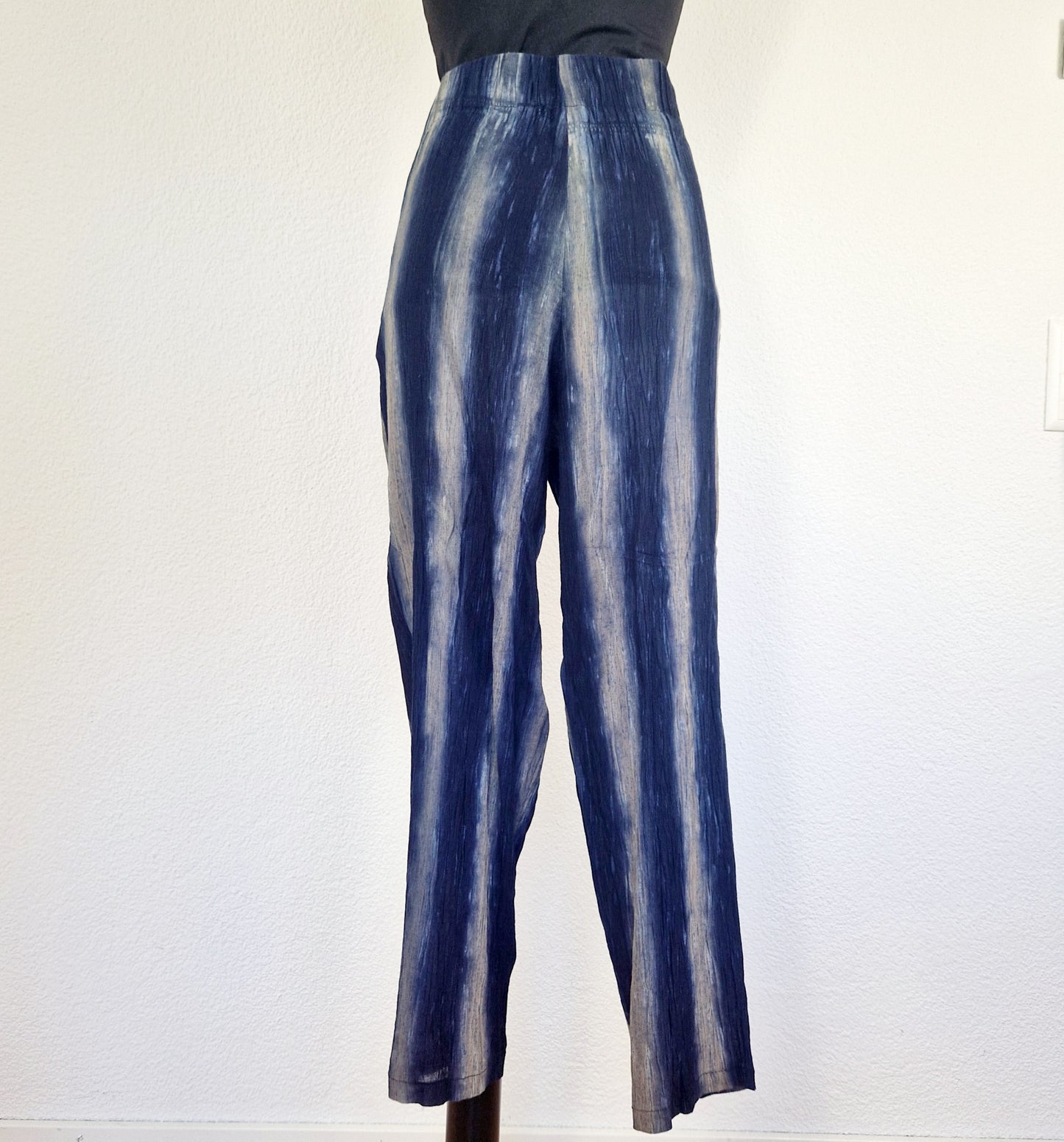 Einzigartige und nachhaltige Vintage Hose mit Streifen. Unique and sustainable vintage trousers with stripes. Back.