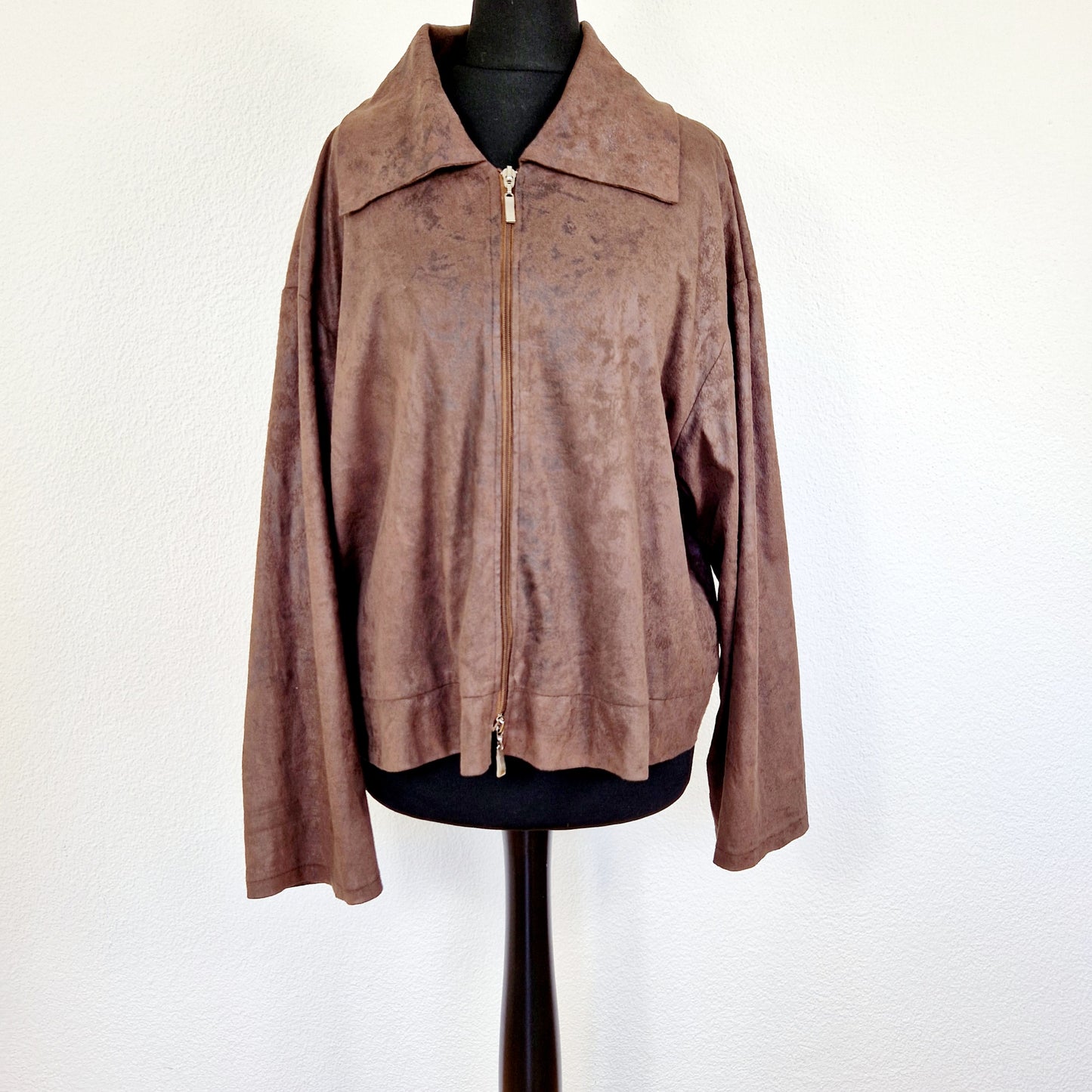Einzigartige und nachhaltige Vintage Jacke in braun. Unique and sustainable vintage jacket in brown. Front.