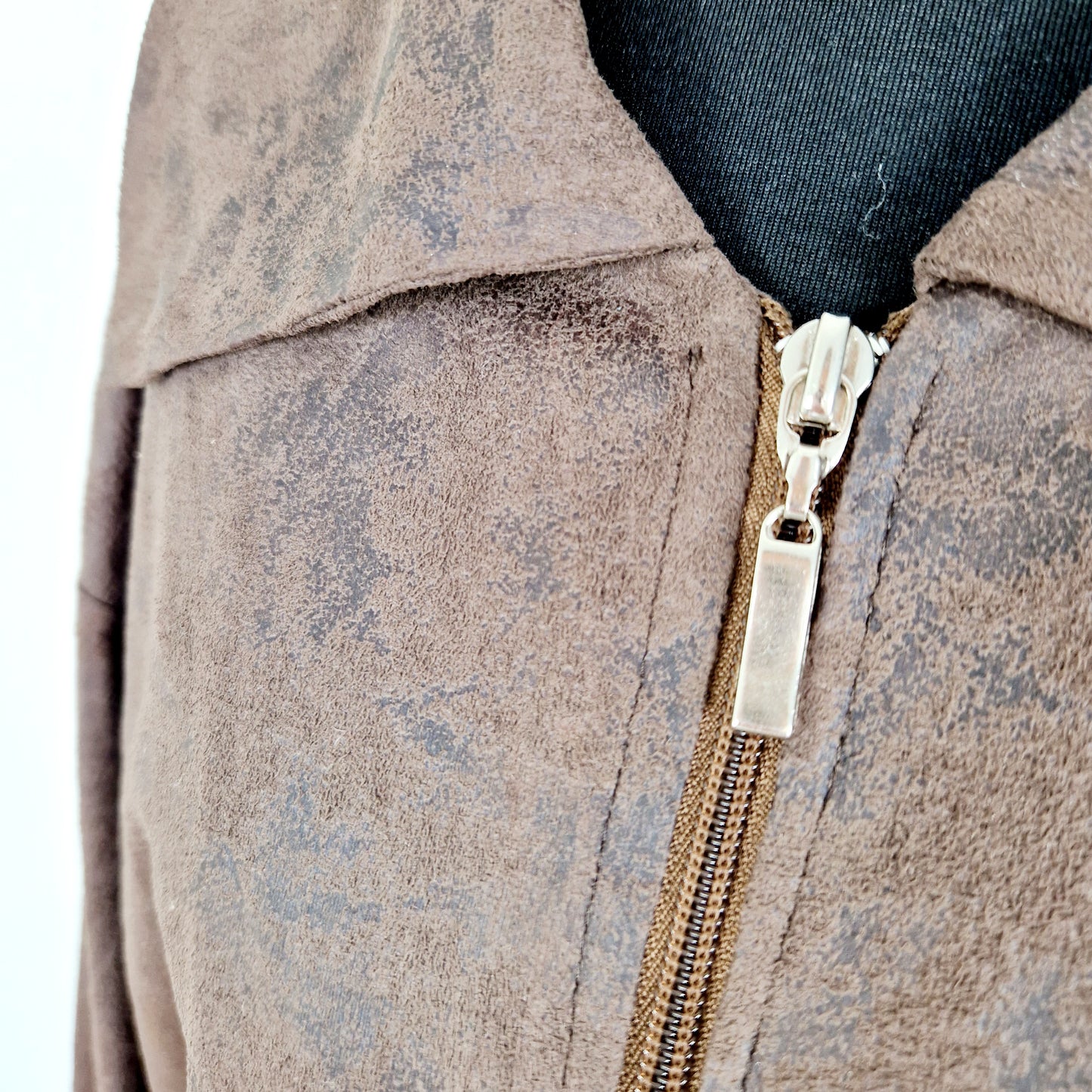 Einzigartige und nachhaltige Vintage Jacke in braun. Unique and sustainable vintage jacket in brown. Close-up.