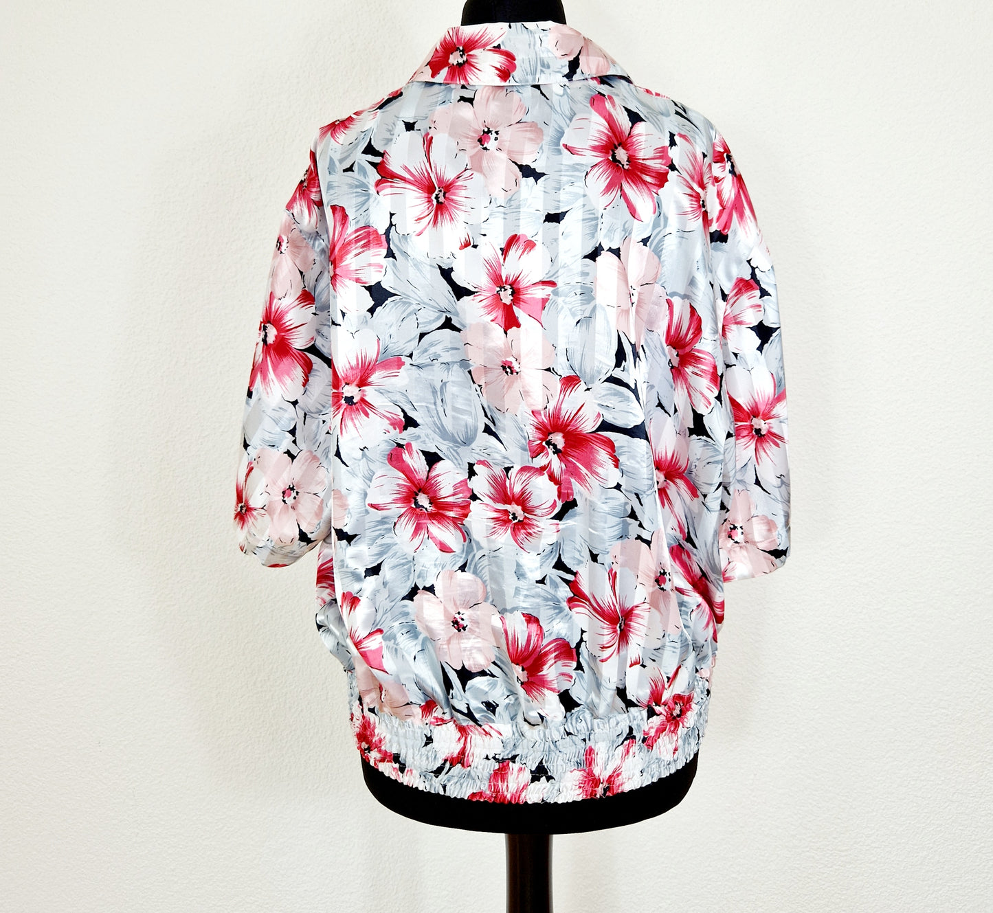 Einzigartige und nachhaltige Vintage Bluse in weiss-rot-rosa mit Blumen. Unique and sustainable vintage blouse in white-red-pink with flowers. Back.