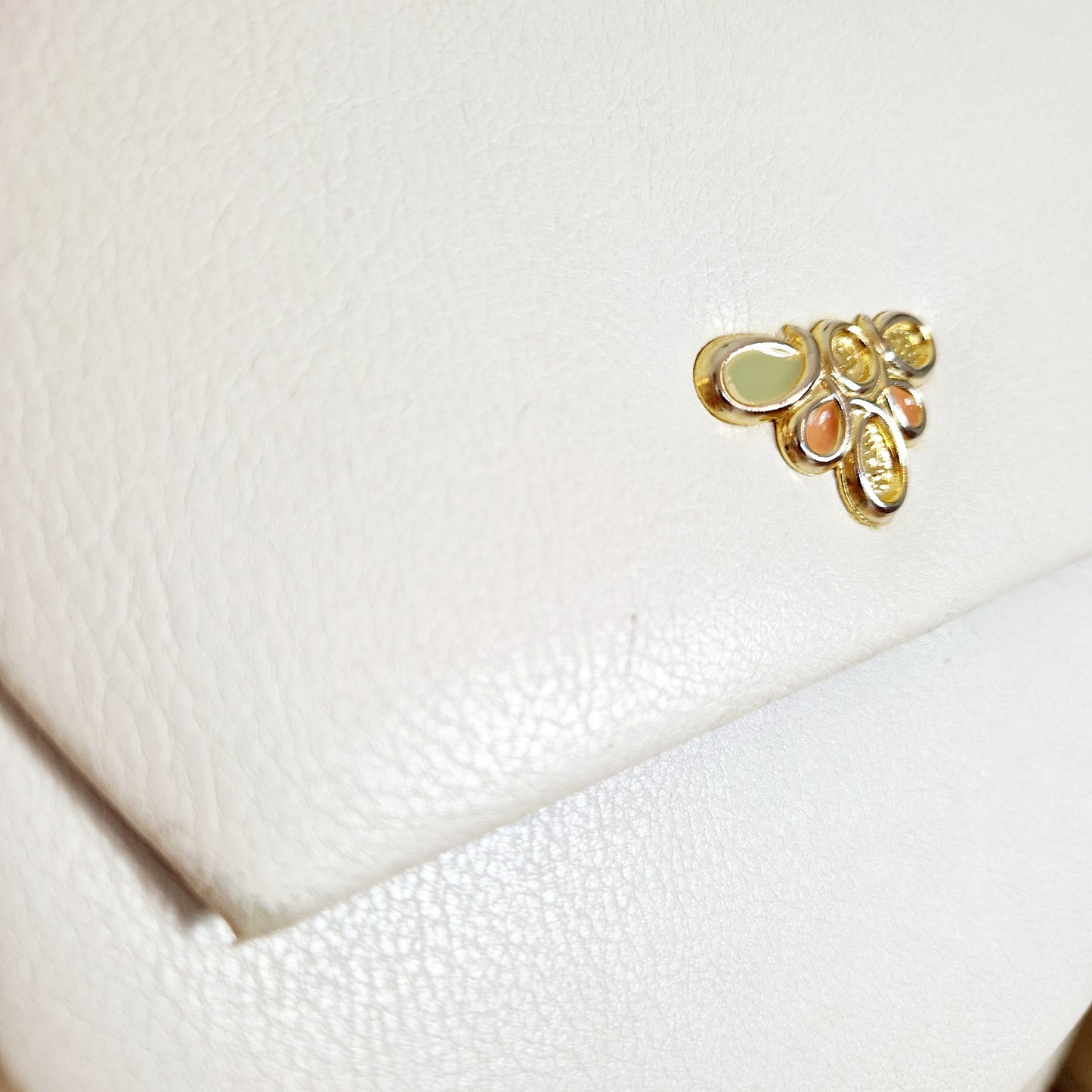 Einzigartige und nachhaltige Vintage Umhängetasche in weiss mit Blume. Unique and sustainable vintage cross body bag in white with a flower. Flower.