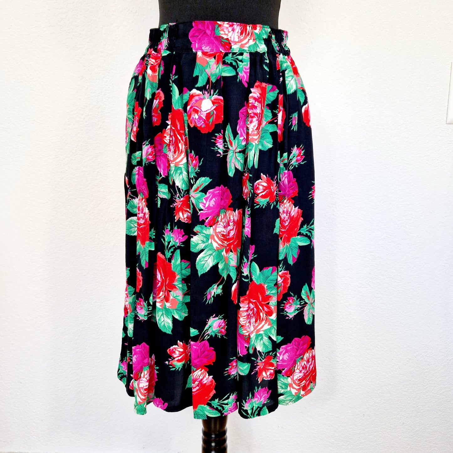 Einzigartiger und nachhaltiger Vintage Rock in schwarz-rot-pink mit Rosen. Unique and sustainable vintage skirt in black-red-pink with roses. Front.