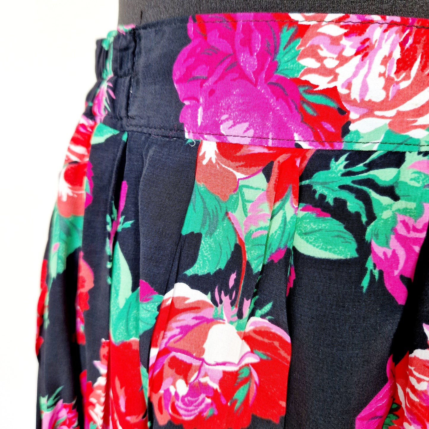 Einzigartiger und nachhaltiger Vintage Rock in schwarz-rot-pink mit Rosen. Unique and sustainable vintage skirt in black-red-pink with roses. Close-up.