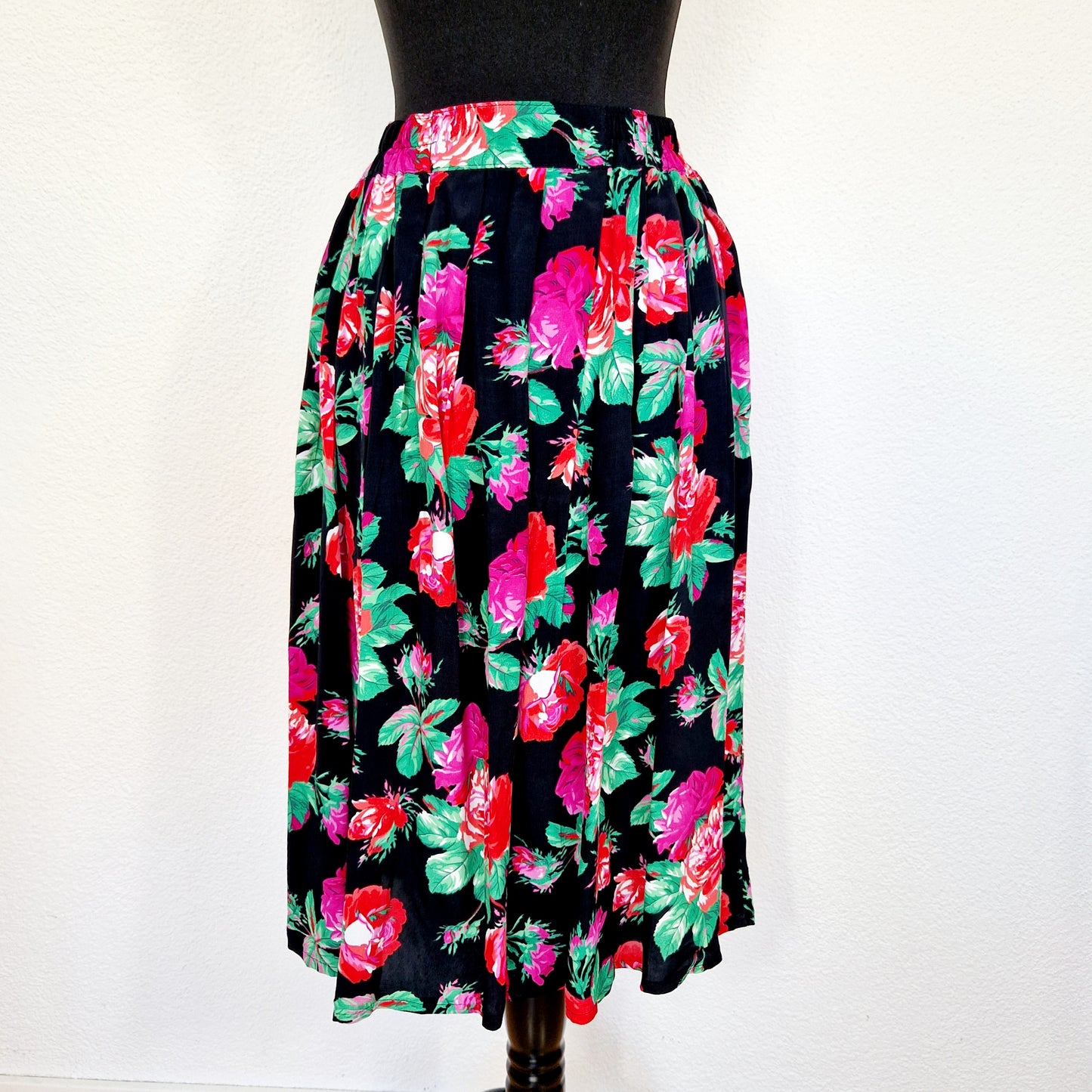 Einzigartiger und nachhaltiger Vintage Rock in schwarz-rot-pink mit Rosen. Unique and sustainable vintage skirt in black-red-pink with roses. Back.