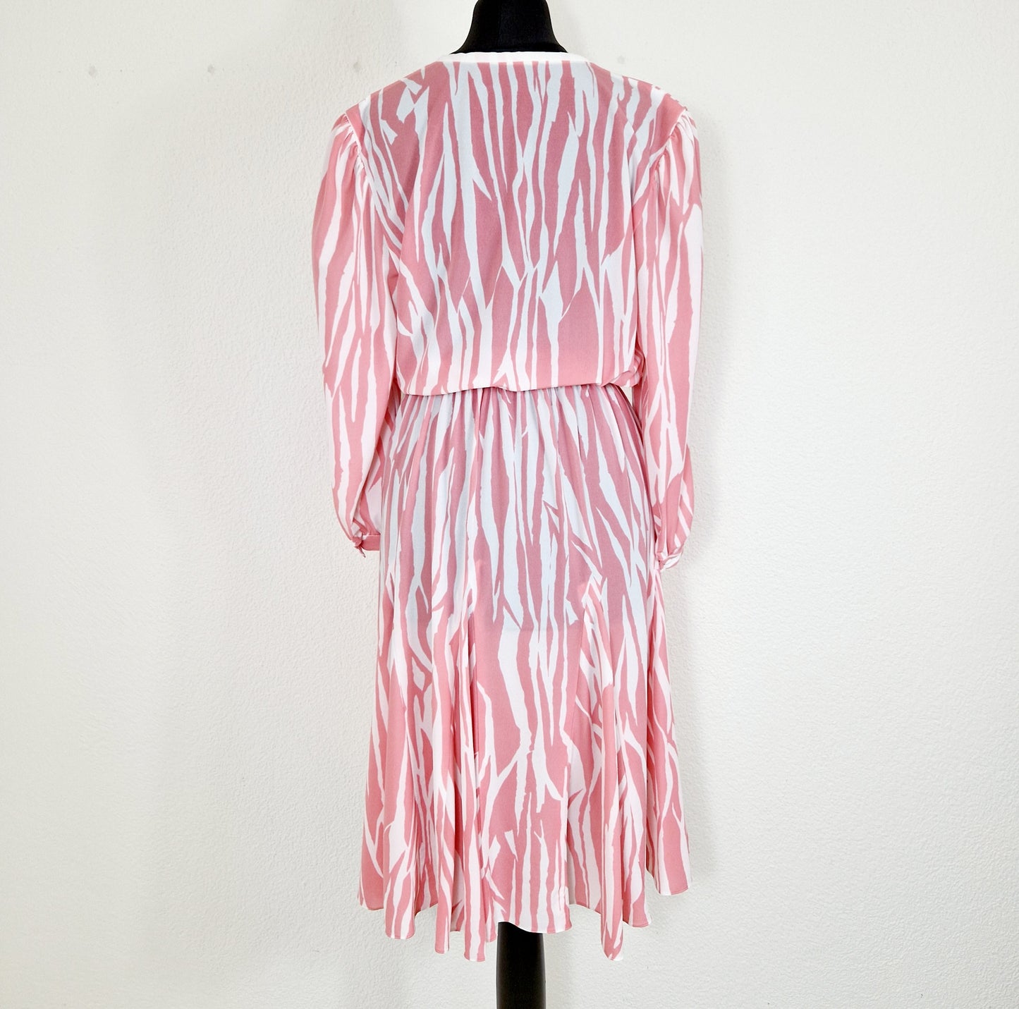 Einzigartiges und nachhaltiges Vintage Kleid in rosa mit Streifen. Unique and sustainable vintage dress in pink with stripes. Back.
