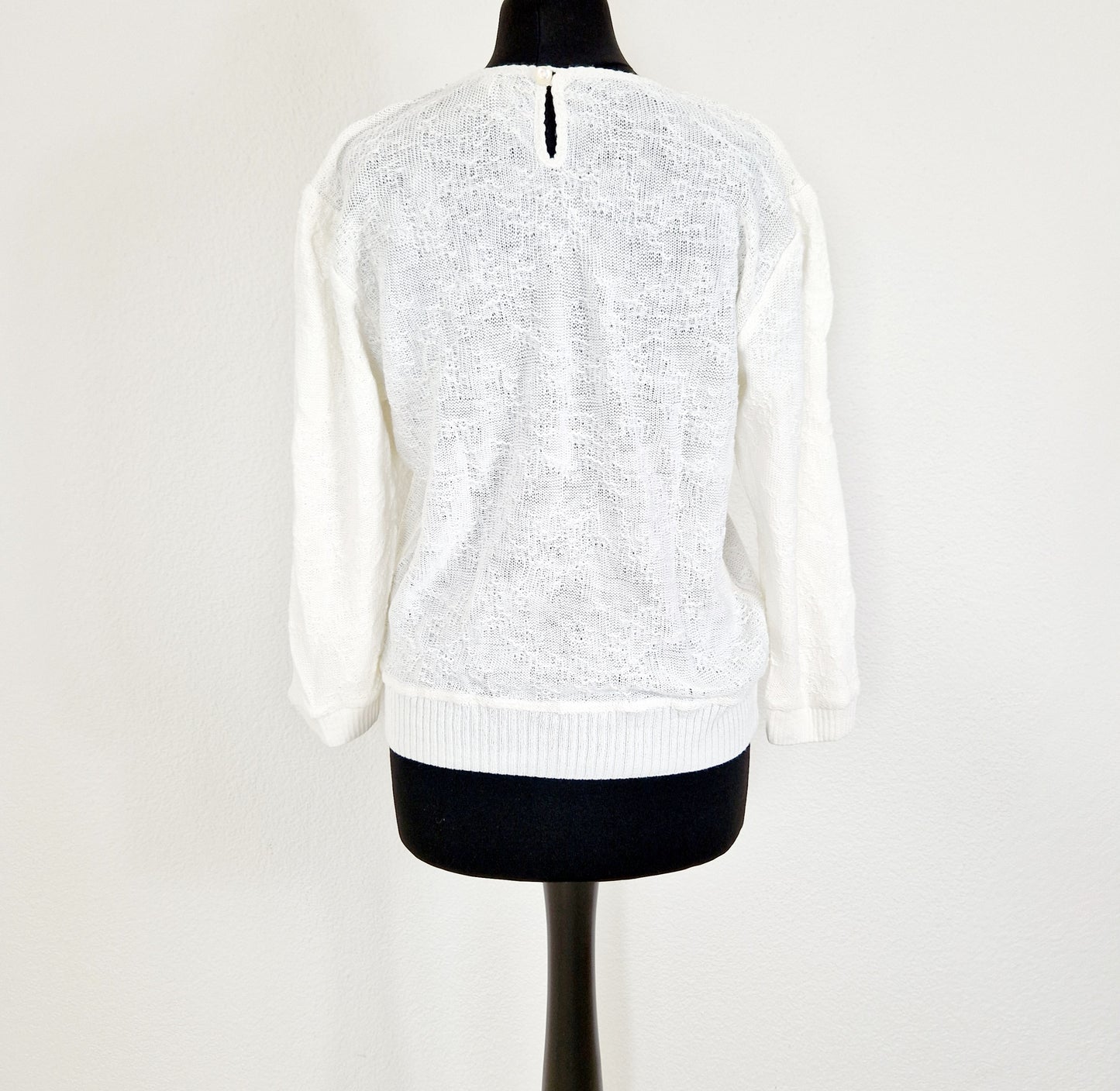 Einzigartiger und nachhaltiger Vintage Pullover in weiss mit 3/4-Ärmeln. Unique and sustainable vintage pullover in white with 3/4-sleeves. Back.
