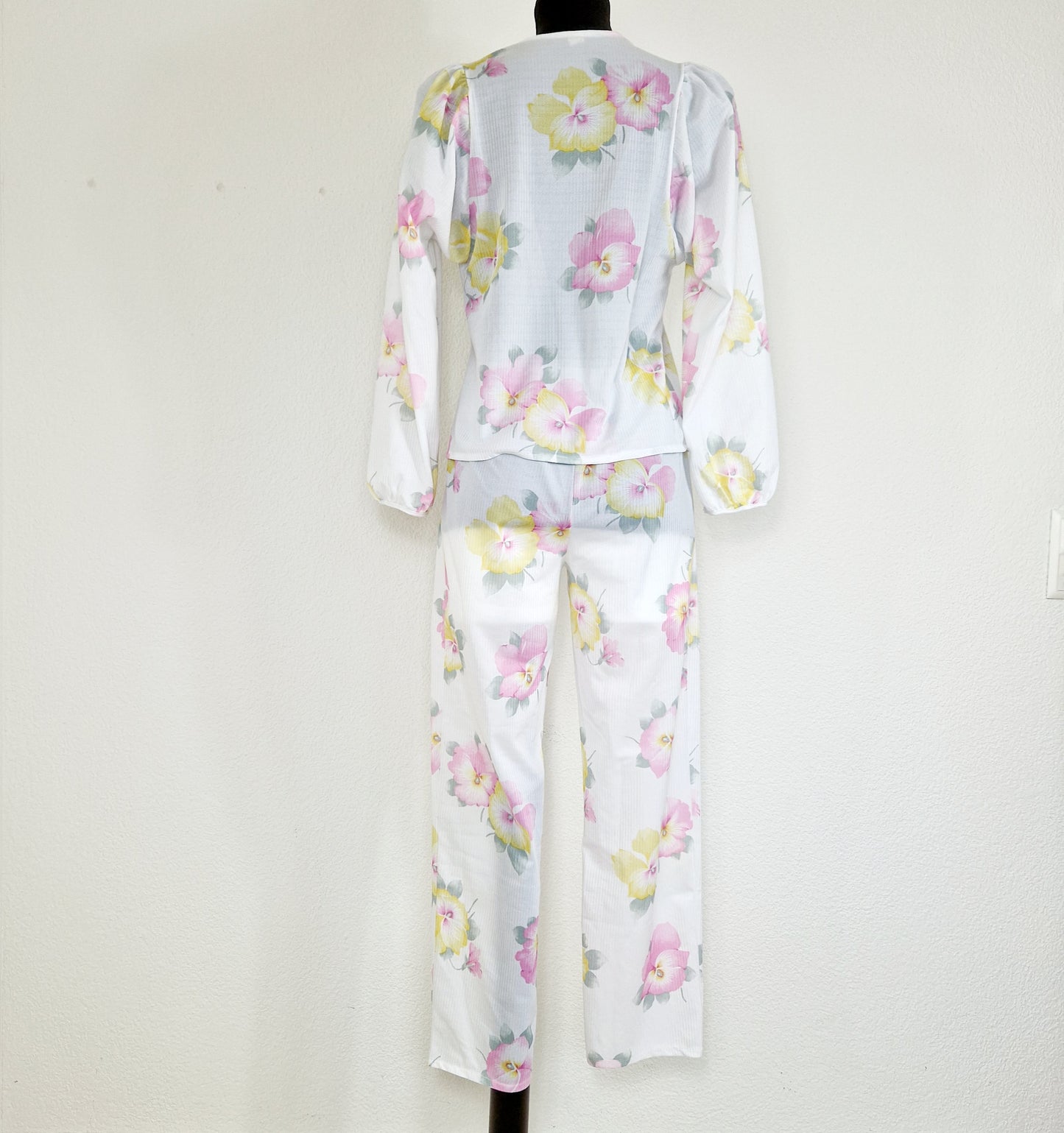 Einzigartiger und nachhaltiger Vintage Pyjama in weiss mit Blumen. Unique and sustainable vintage pyjamas in white with flowers. Back.