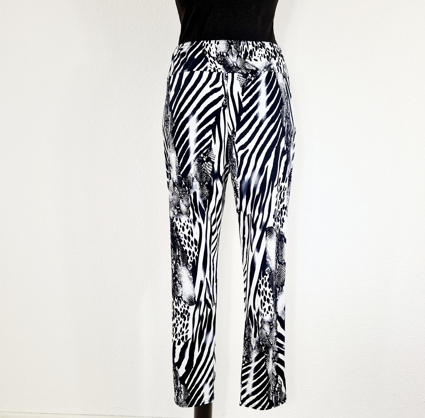 Einzigartige und nachhaltige Vintage Hose mit Animalprint. Unique and sustainable vintage pants with animal print. Back.