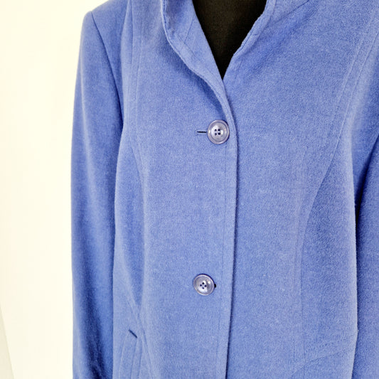 Einzigartige und nachhaltige Vintage Jacke in blau. Unique and sustainable vintage jacket in blue. Close-up.