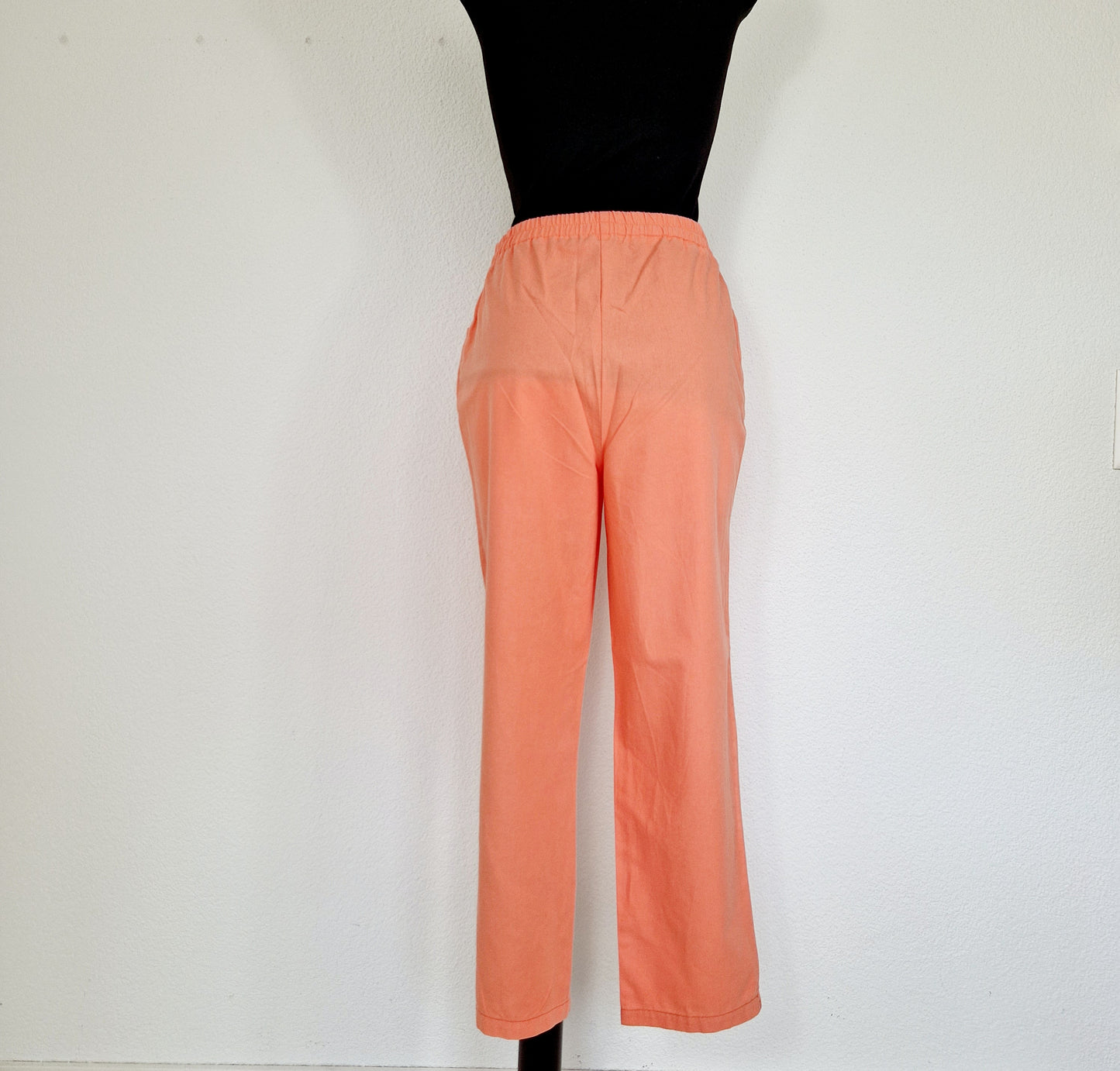Einzigartige und nachhaltige Vintage Hose in lachs. Unique and sustainable vintage trousers in salmon. Back.
