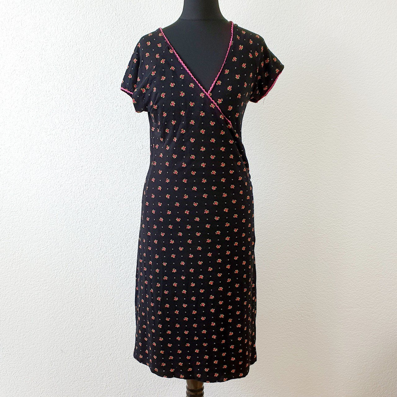 Einzigartiges und nachhaltiges Vintage Kleid in schwarz mit Blumen. Unique and sustainable vintage dress in black with flowers. Front.
