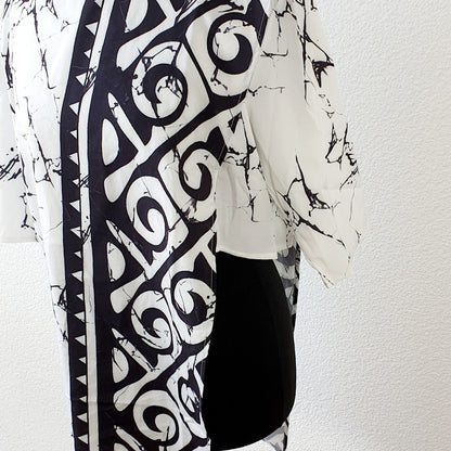 Einzigartiges und nachhaltiges Vintage T-Shirt in schwarz-weiss, asymmetrisch. Unique and sustainable vintage t-shirt in black and white, asymmetric. Side.