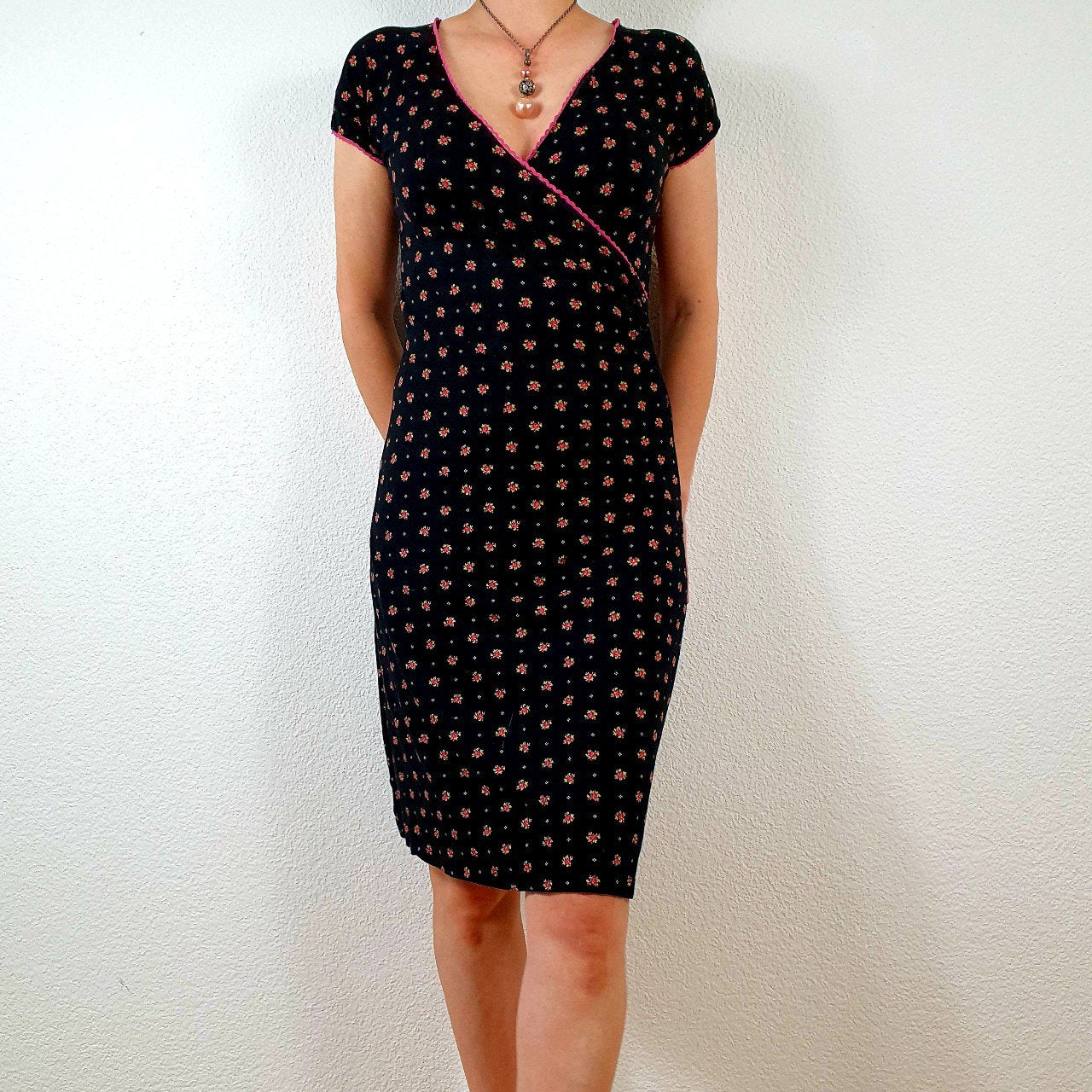 Einzigartiges und nachhaltiges Vintage Kleid in schwarz mit Blumen. Unique and sustainable vintage dress in black with flowers. Model.