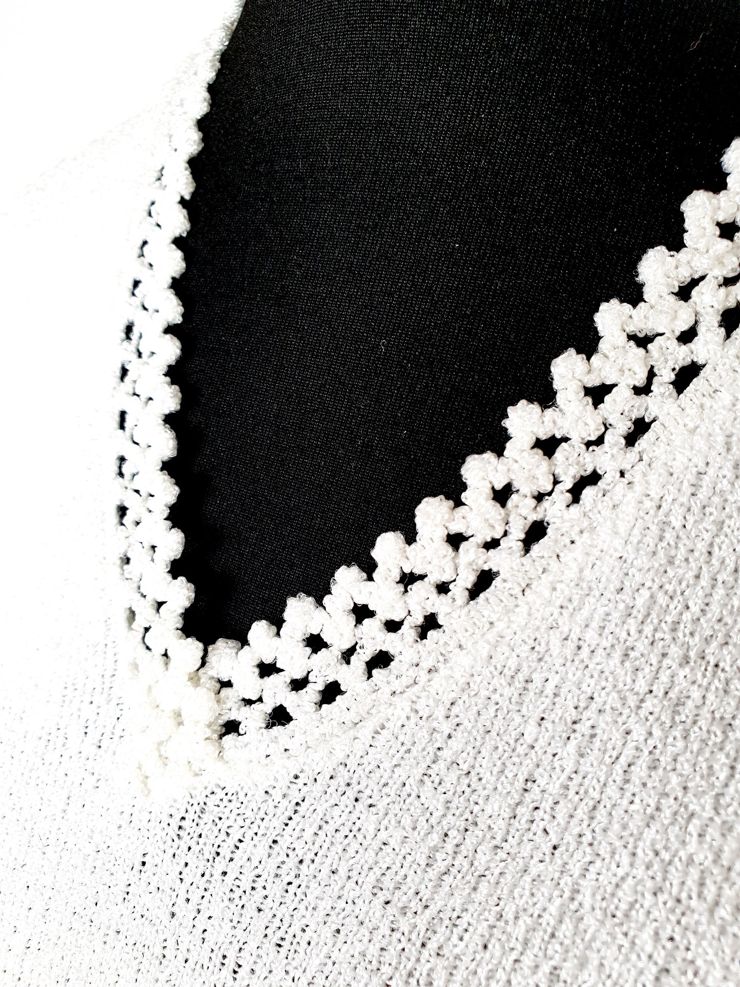 Einzigartiges und nachhaltiges Vintage T-Shirt in weiss. Unique and sustainable vintage t-shirt in white. Close-up.