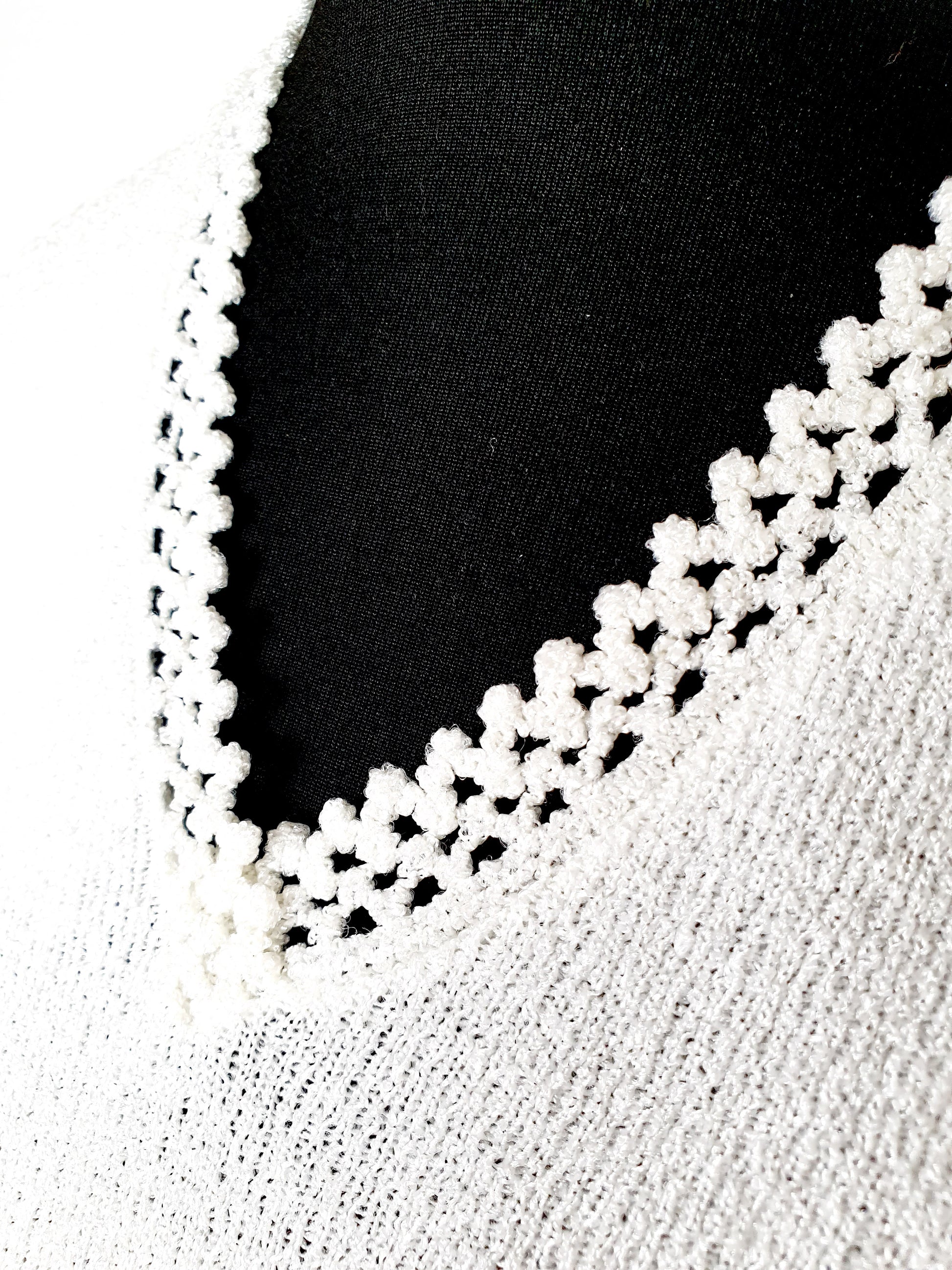 Einzigartiges und nachhaltiges Vintage T-Shirt in weiss. Unique and sustainable vintage t-shirt in white. Close-up.