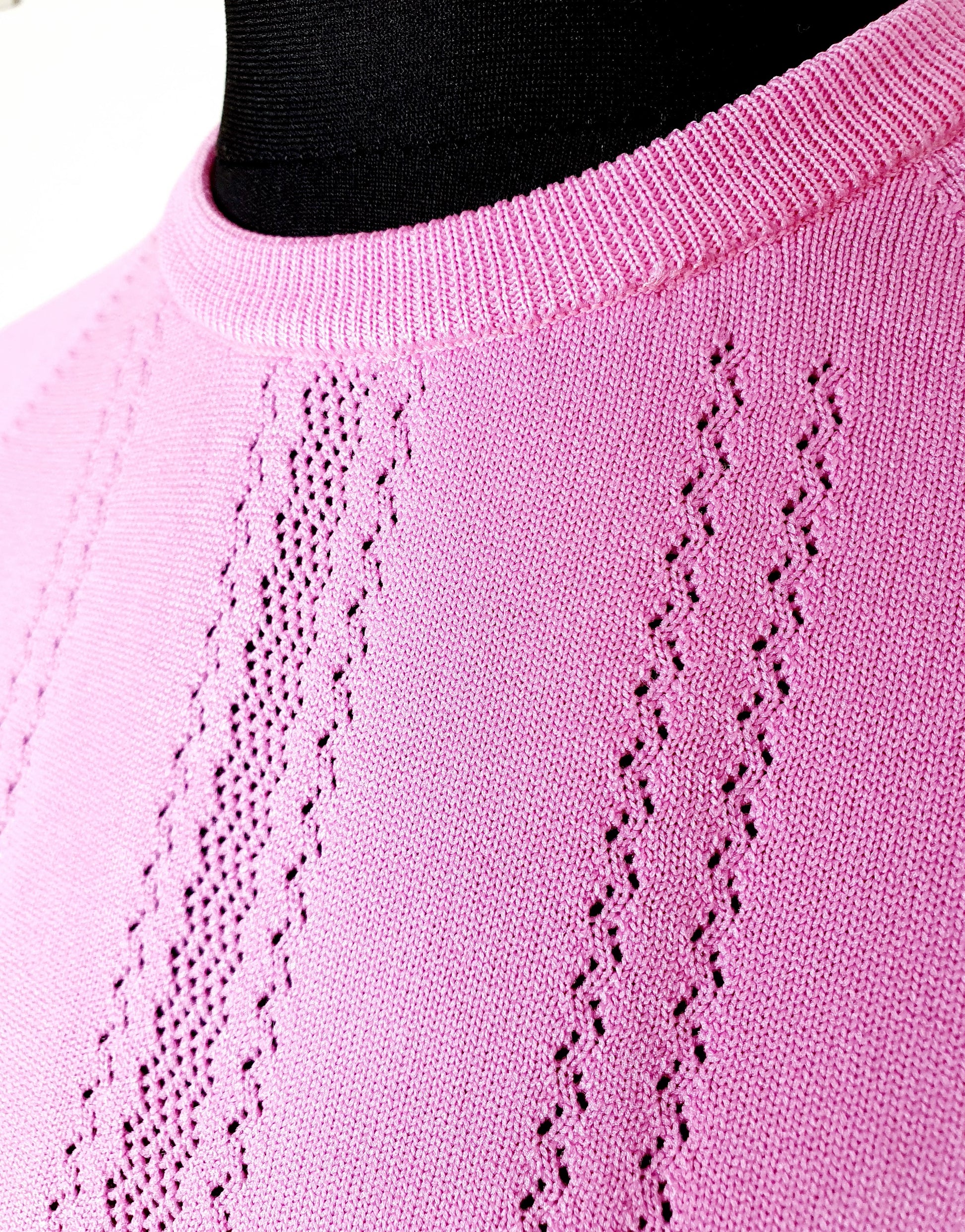 Einzigartiges und nachhaltiges Vintage T-Shirt in pink. Unique and sustainable vintage t-shirt in pink. Close-up.