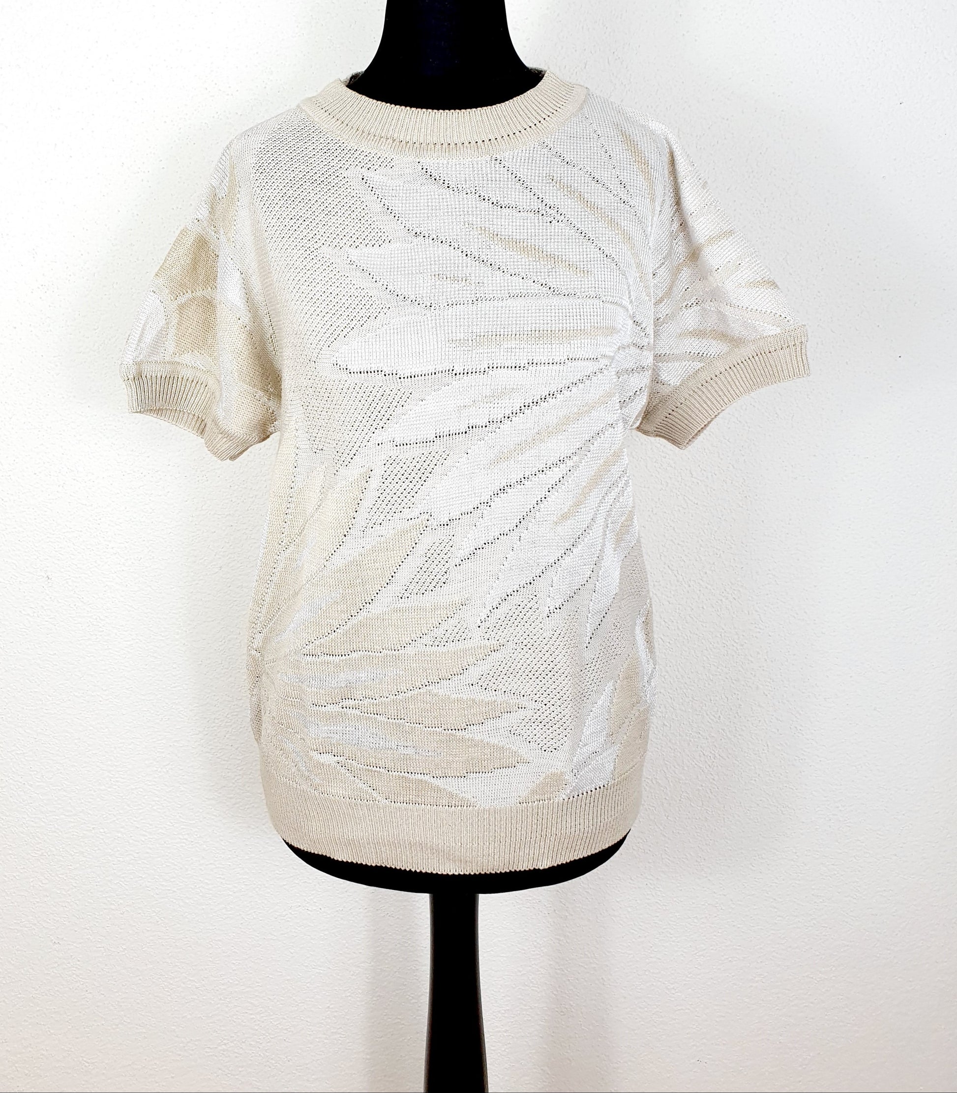 Einzigartiges und nachhaltiges Vintage T-Shirt in beige mit Blume. Unique and sustainable vintage t-shirt in beige with a flower. Front.