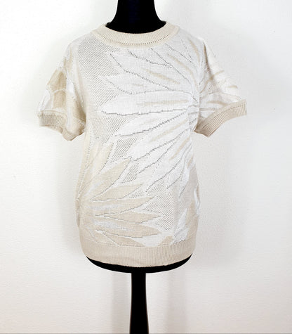 Einzigartiges und nachhaltiges Vintage T-Shirt in beige mit Blume. Unique and sustainable vintage t-shirt in beige with a flower. Front.