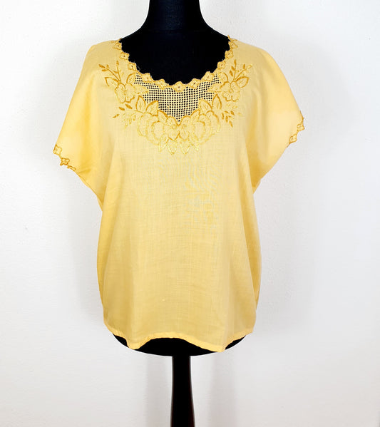 Einzigartiges und nachhaltiges Vintage T-Shirt in gelb. Unique and sustainable vintage t-shirt in yellow. Front.