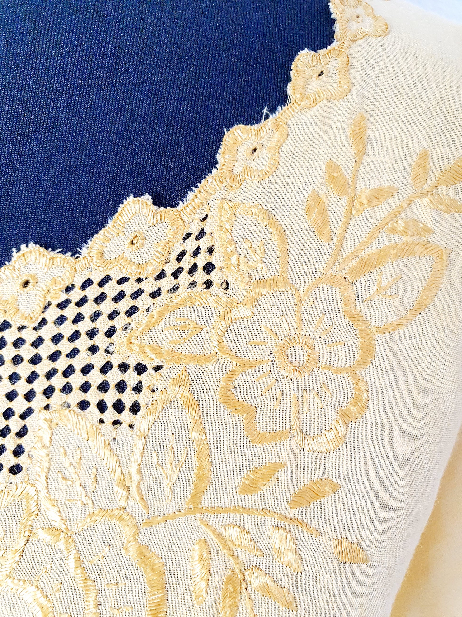 Einzigartiges und nachhaltiges Vintage T-Shirt in gelb. Unique and sustainable vintage t-shirt in yellow. Lace.