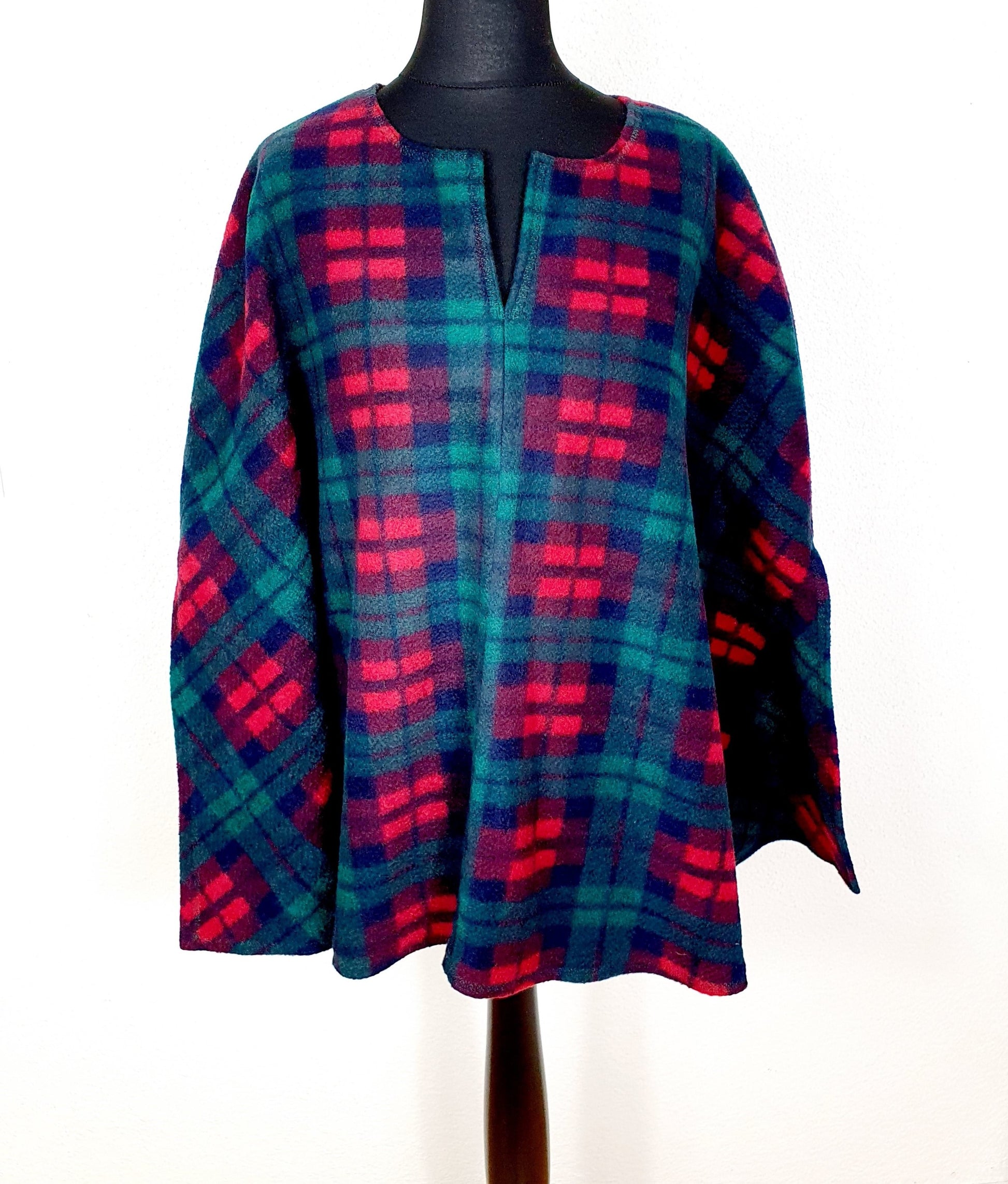 Einzigartiger und nachhaltiger Vintage Poncho. Unique and sustainable vintage poncho. Front.