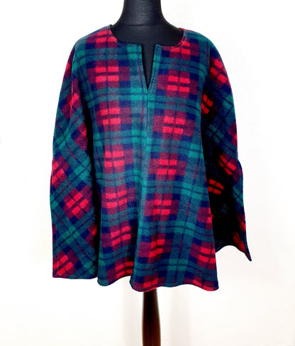 Einzigartiger und nachhaltiger Vintage Poncho. Unique and sustainable vintage poncho. Front.