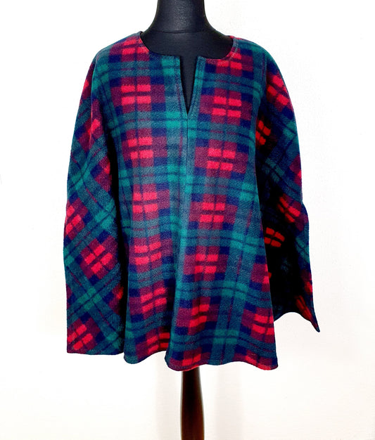 Einzigartiger und nachhaltiger Vintage Poncho. Unique and sustainable vintage poncho. Front.