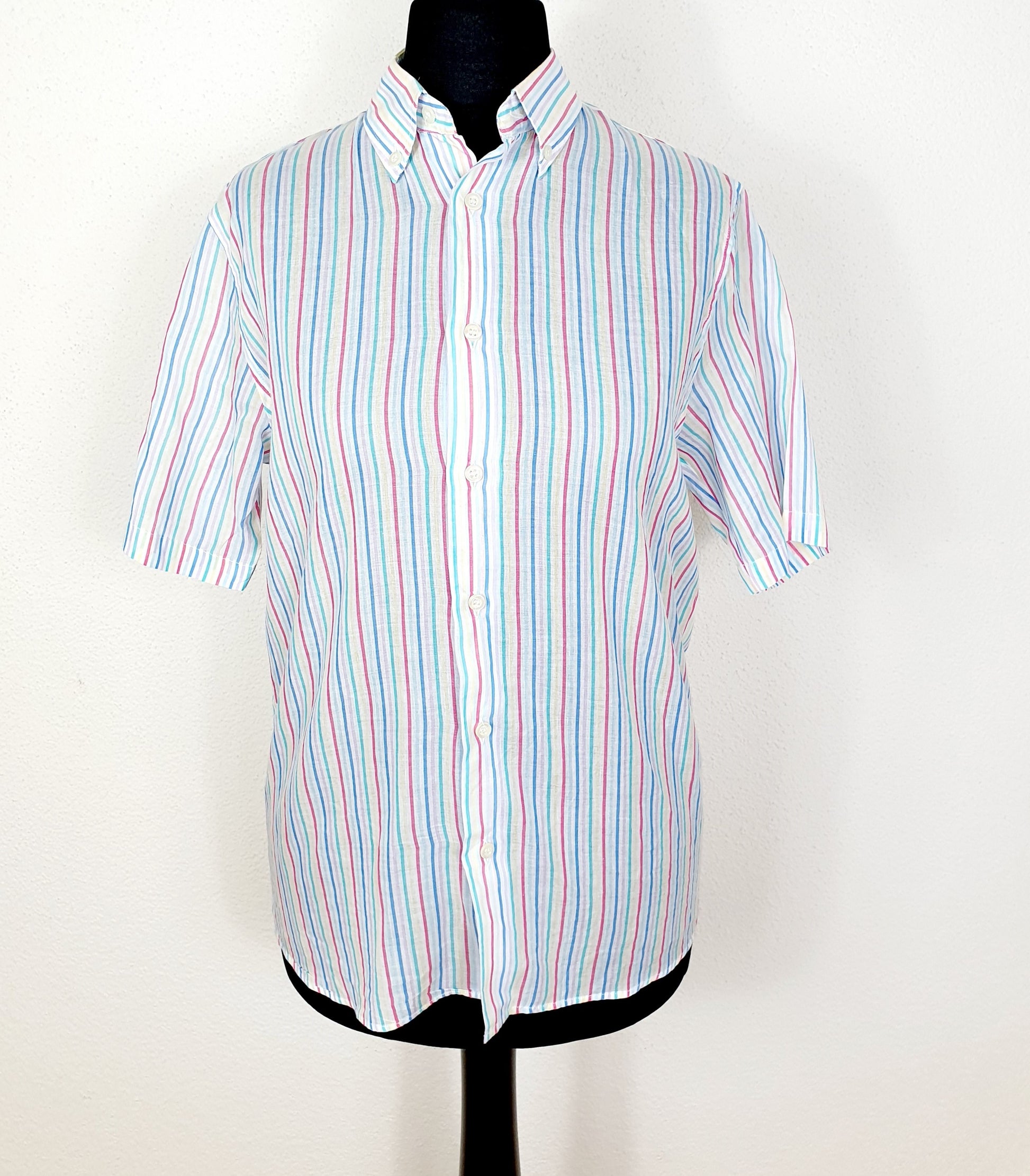Einzigartige und nachhaltige Vintage Bluse in weiss-rot-gelb mit Streifen. Unique and sustainable vintage blouse in white-red-yellow with stripes. Front.