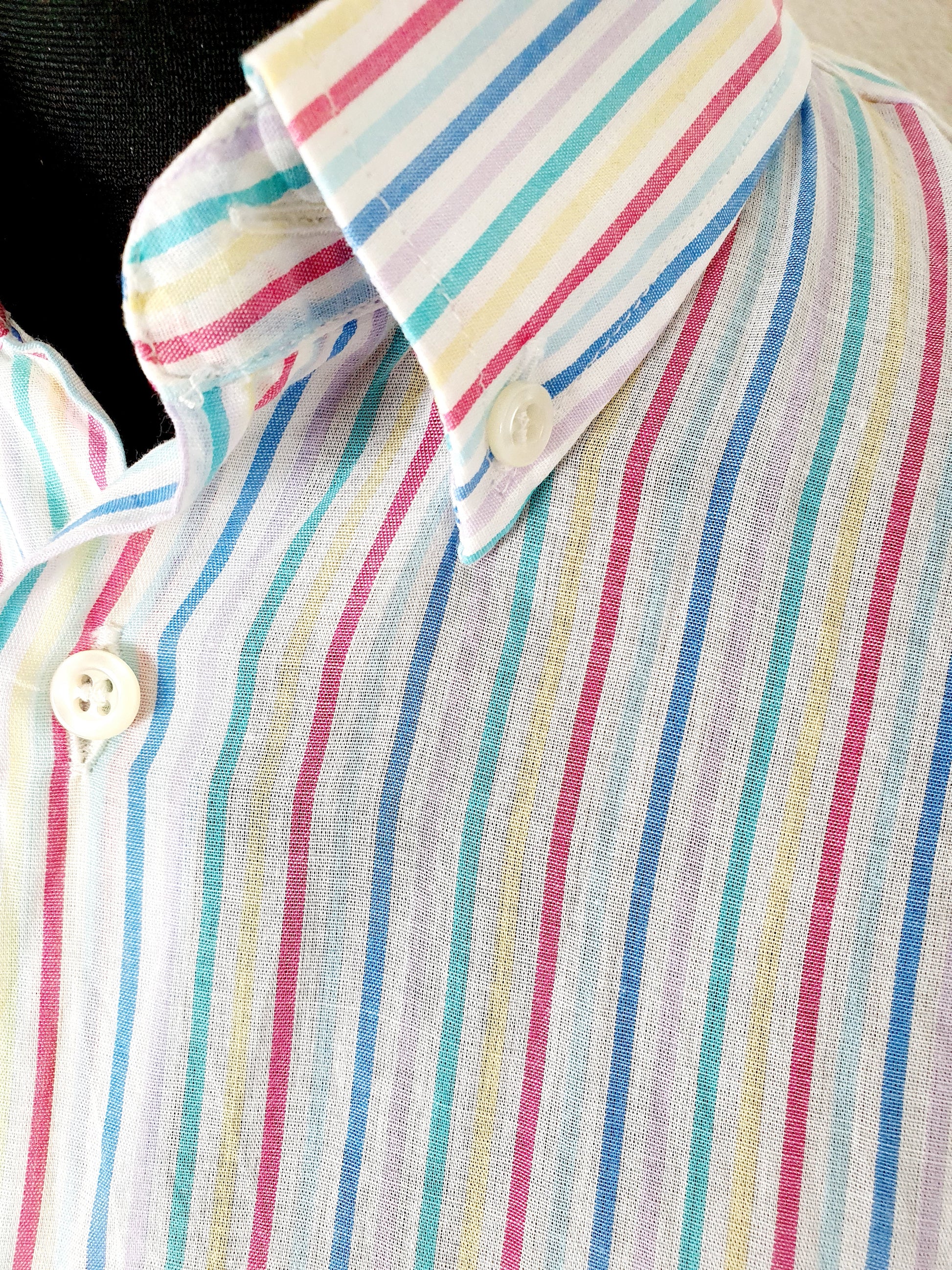Einzigartige und nachhaltige Vintage Bluse in weiss-rot-gelb mit Streifen. Unique and sustainable vintage blouse in white-red-yellow with stripes. Close-up.