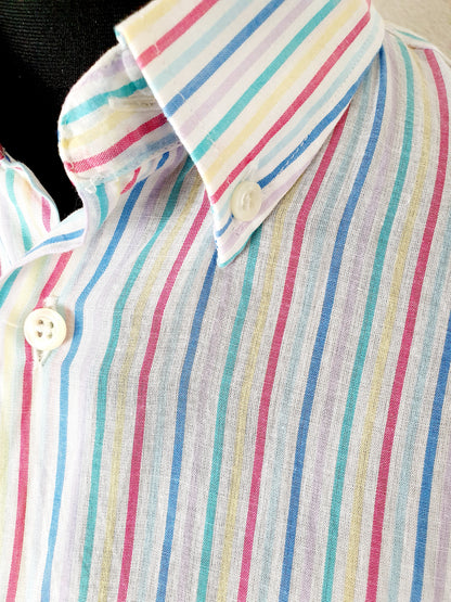 Einzigartige und nachhaltige Vintage Bluse in weiss-rot-gelb mit Streifen. Unique and sustainable vintage blouse in white-red-yellow with stripes. Close-up.
