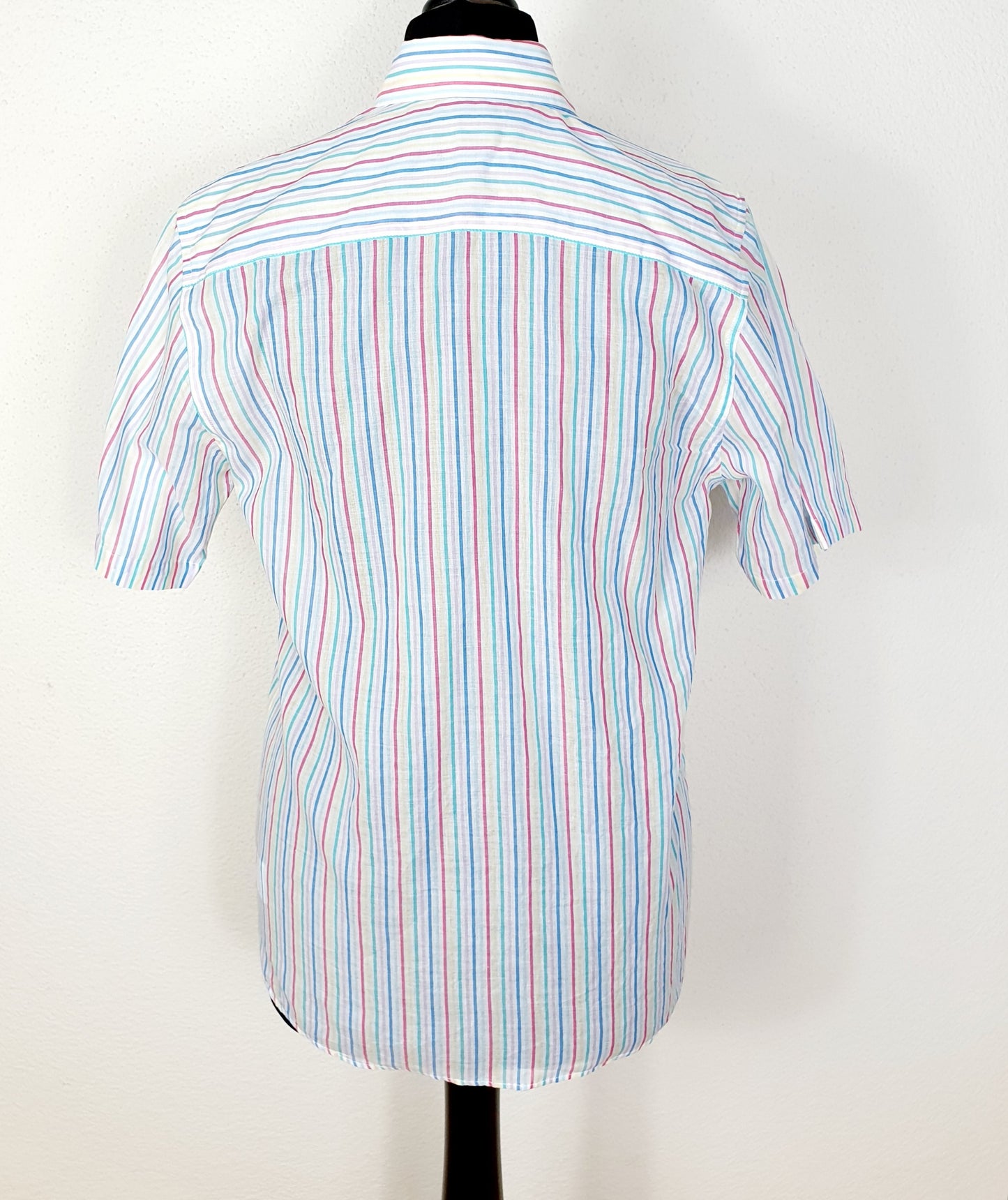 Einzigartige und nachhaltige Vintage Bluse in weiss-rot-gelb mit Streifen. Unique and sustainable vintage blouse in white-red-yellow with stripes. Back.