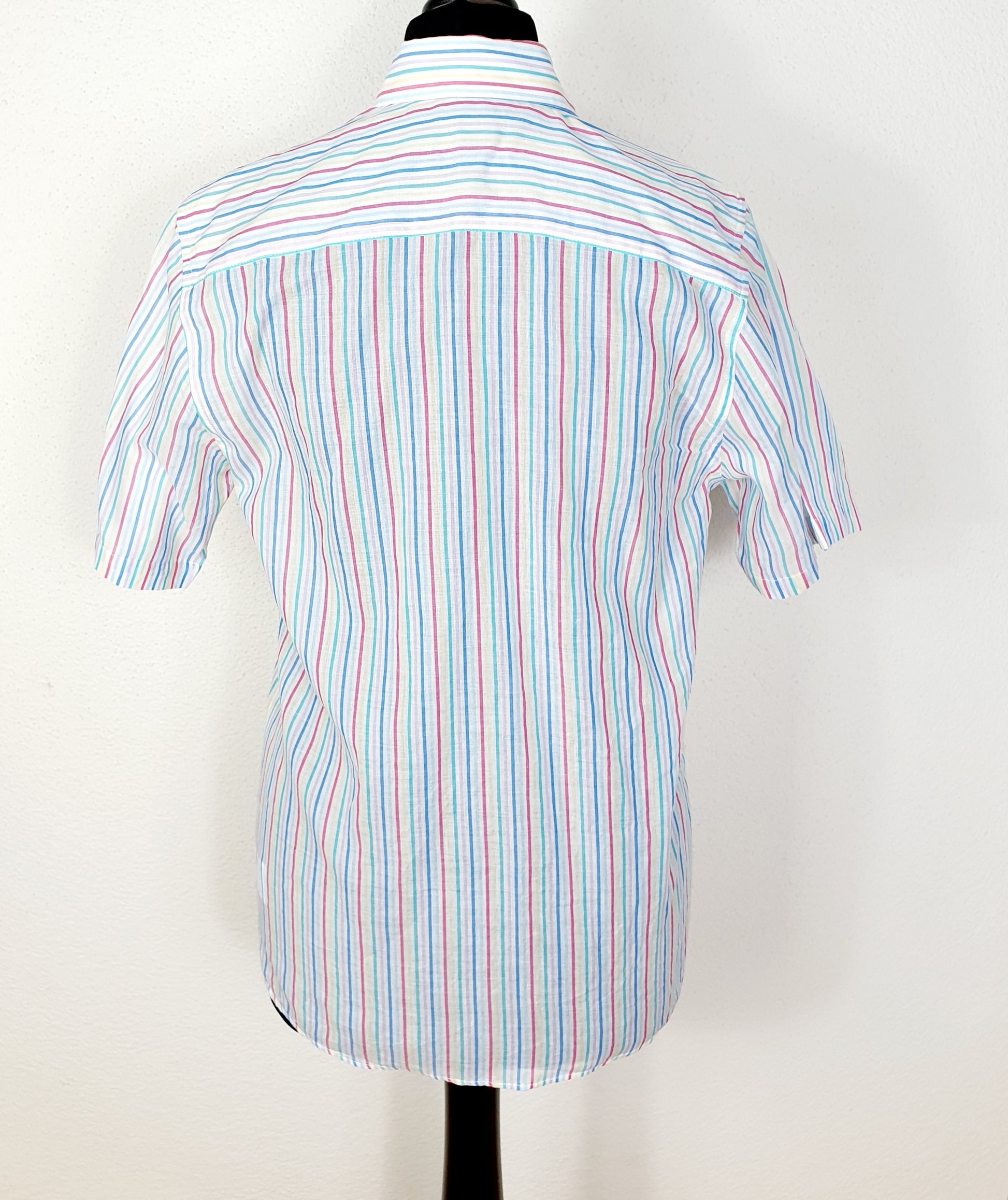 Einzigartige und nachhaltige Vintage Bluse in weiss-rot-gelb mit Streifen. Unique and sustainable vintage blouse in white-red-yellow with stripes. Back.