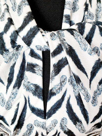 Einzigartiges und nachhaltiges Vintage Shirt in schwarz-weiss mit Kragen. Unique and sustainable vintage shirt in black-white with collar. Collar.
