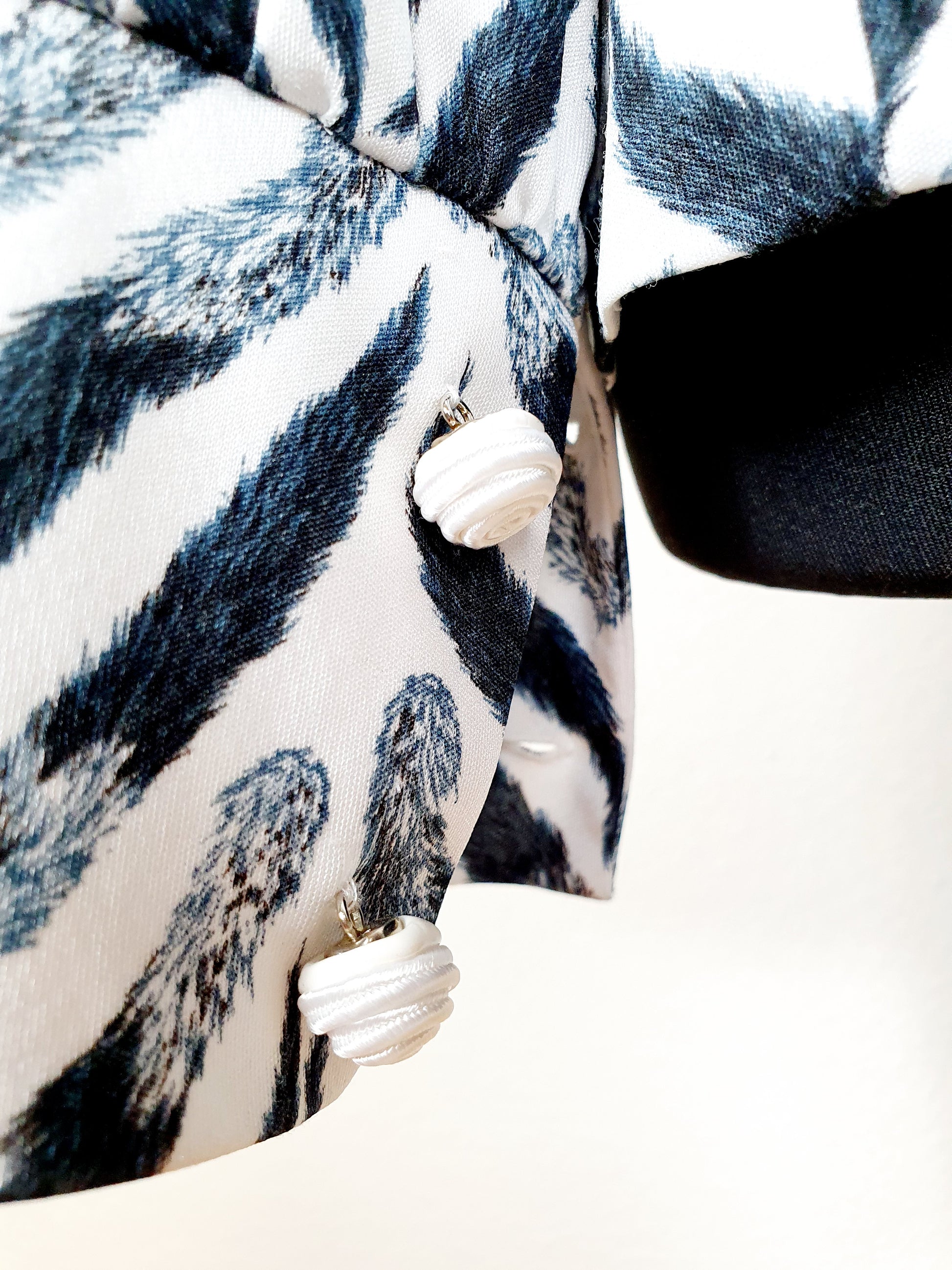 Einzigartiges und nachhaltiges Vintage Shirt in schwarz-weiss mit Kragen. Unique and sustainable vintage shirt in black-white with collar. Cuttons.