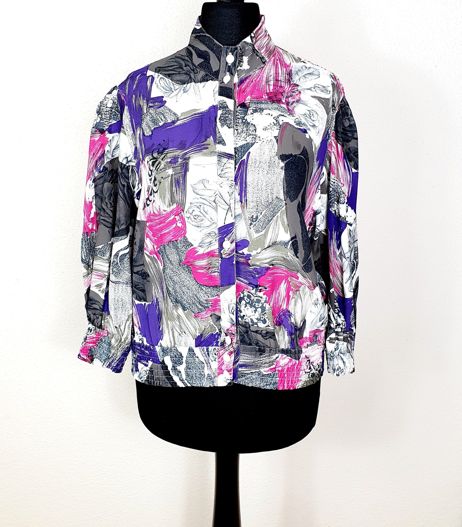 Einzigartige und nachhaltige Vintage Bluse in violett-pink-weiss. Unique and sustainable vintage blouse in purple-pink-white. Front.