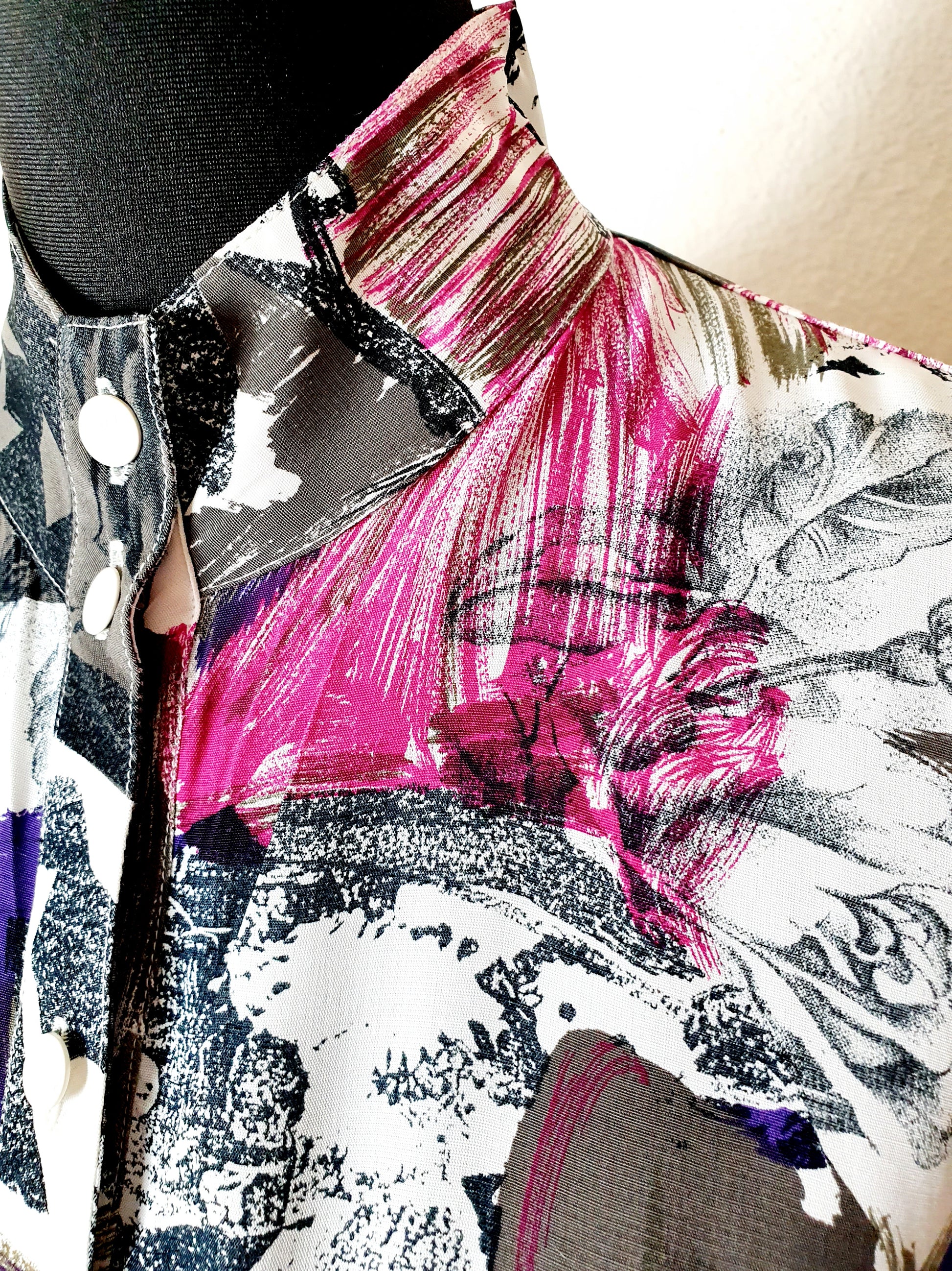 Einzigartige und nachhaltige Vintage Bluse in violett-pink-weiss. Unique and sustainable vintage blouse in purple-pink-white. Close-up.