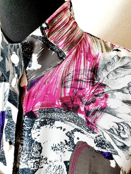 Einzigartige und nachhaltige Vintage Bluse in violett-pink-weiss. Unique and sustainable vintage blouse in purple-pink-white. Close-up.