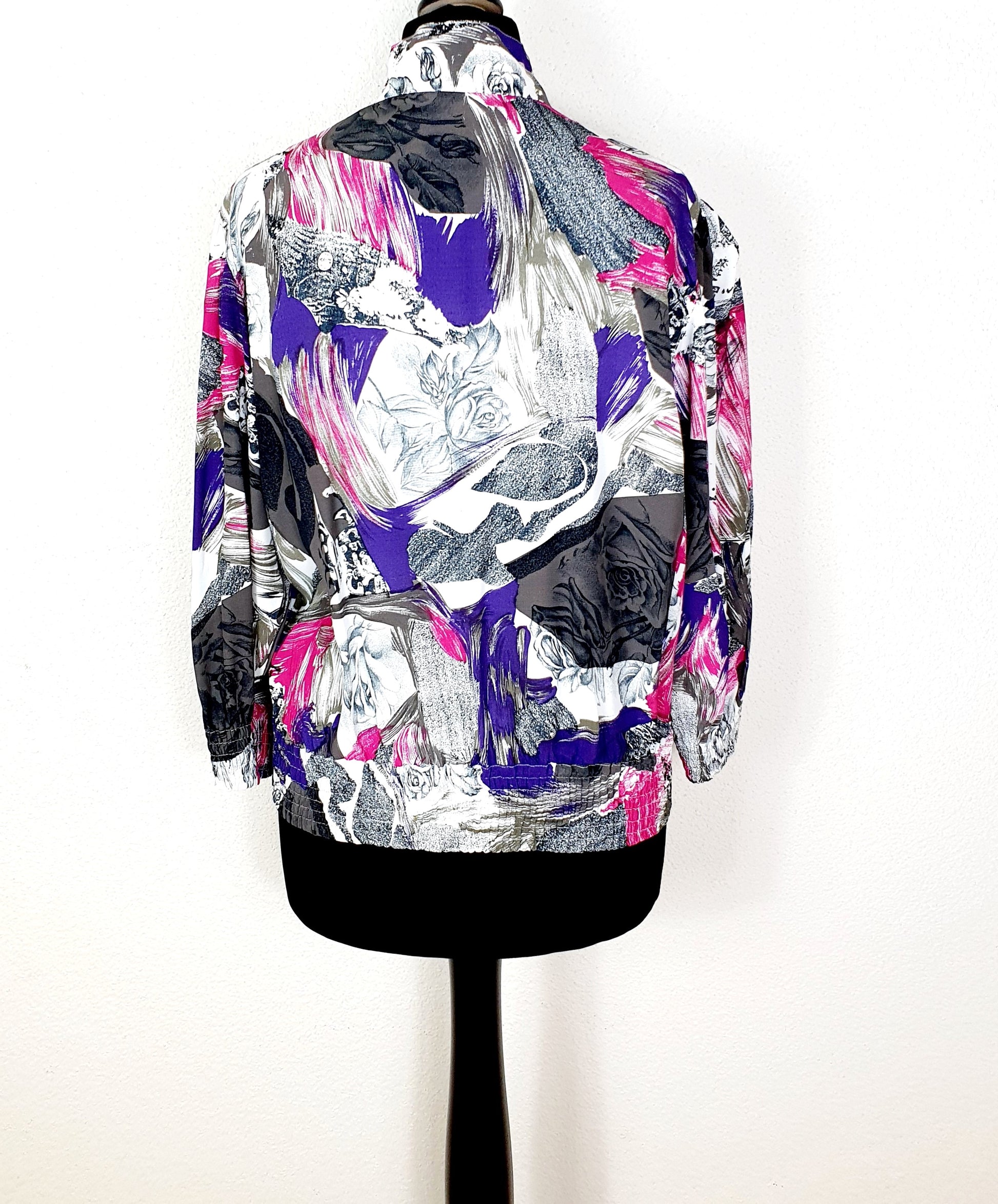Einzigartige und nachhaltige Vintage Bluse in violett-pink-weiss. Unique and sustainable vintage blouse in purple-pink-white. Back.