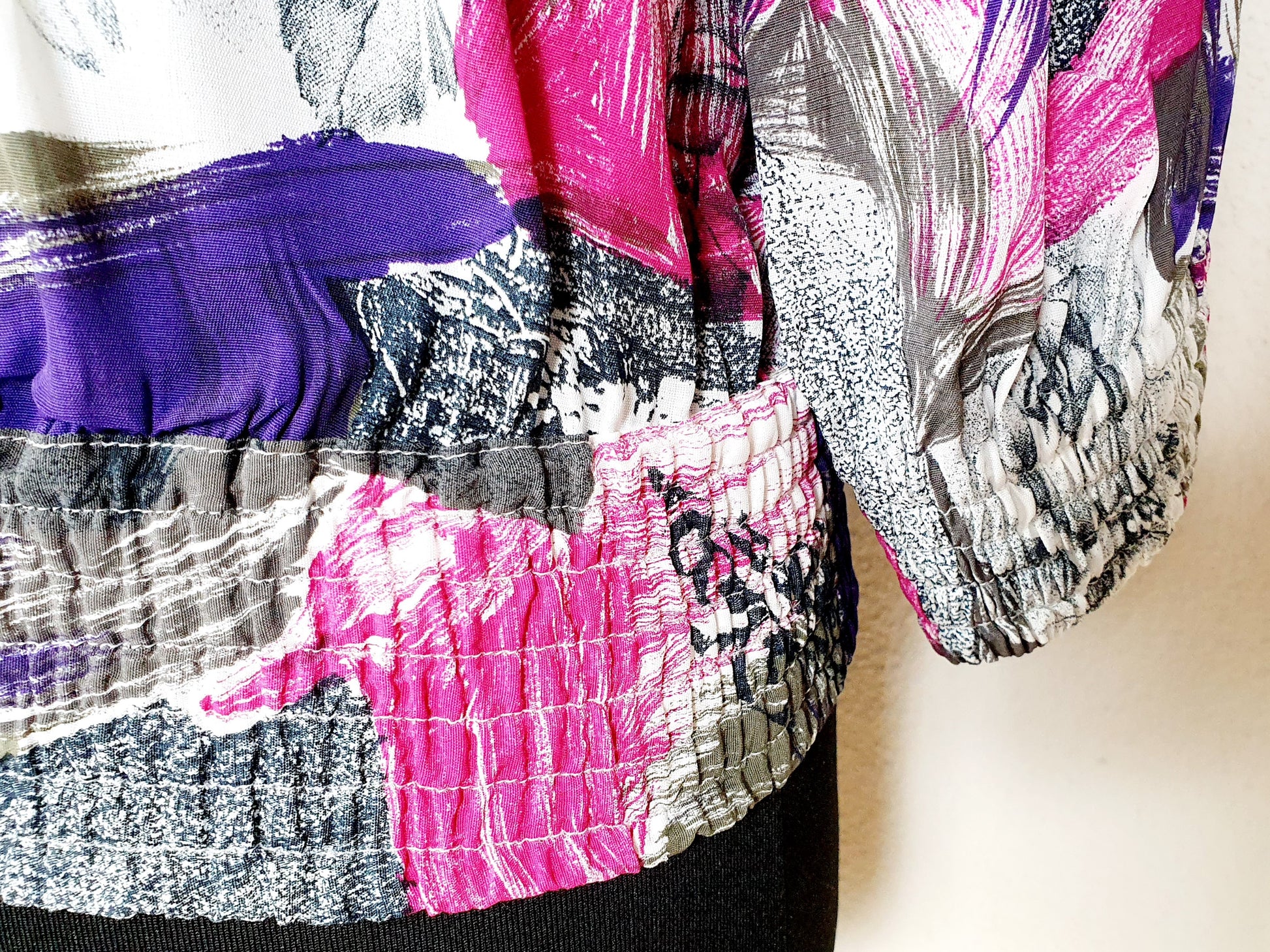 Einzigartige und nachhaltige Vintage Bluse in violett-pink-weiss. Unique and sustainable vintage blouse in purple-pink-white. Close-up 2.