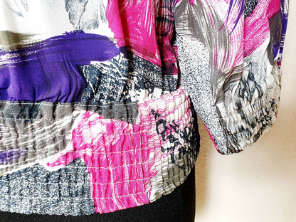 Einzigartige und nachhaltige Vintage Bluse in violett-pink-weiss. Unique and sustainable vintage blouse in purple-pink-white. Close-up 2.