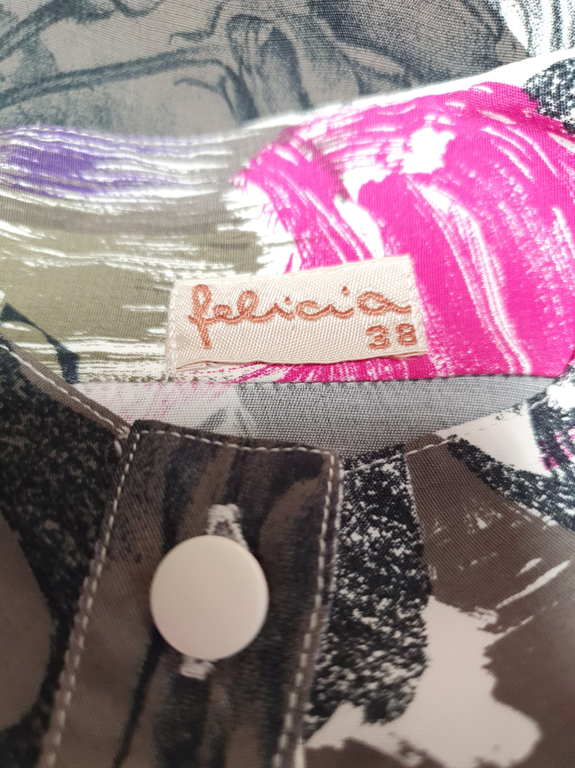 Einzigartige und nachhaltige Vintage Bluse in violett-pink-weiss. Unique and sustainable vintage blouse in purple-pink-white. Tag.