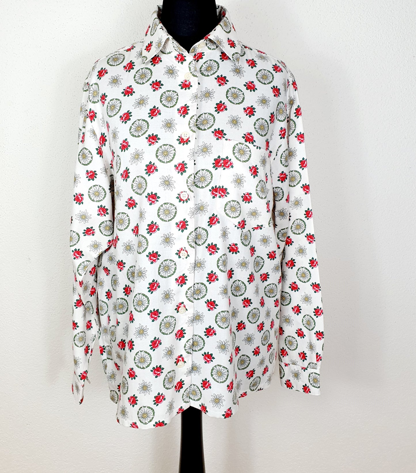 Einzigartige und nachhaltige Vintage Bluse in weiss mit Edelweiss. Unique and sustainable vintage blouse in white with edelweiss. Front.