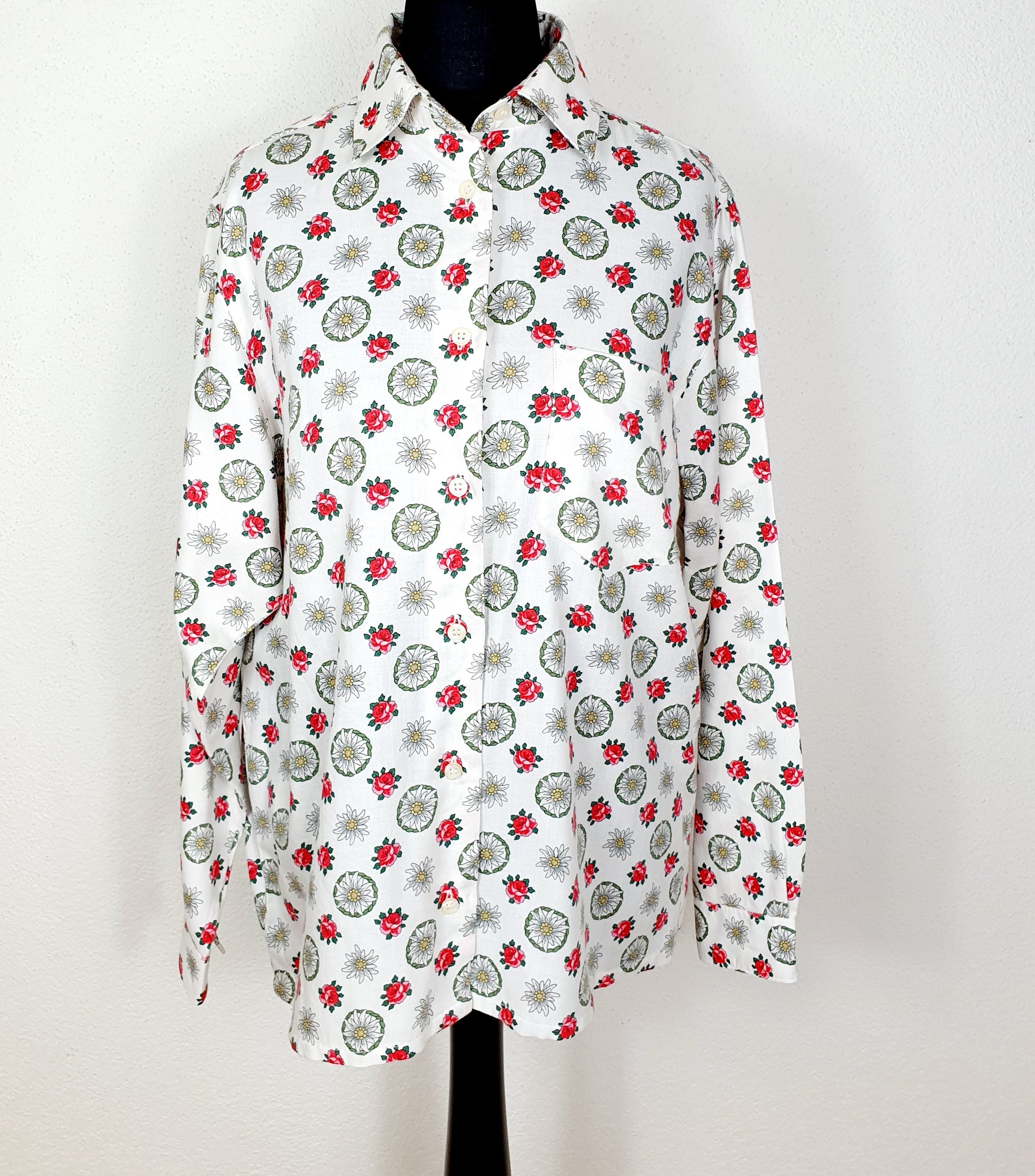 Einzigartige und nachhaltige Vintage Bluse in weiss mit Edelweiss. Unique and sustainable vintage blouse in white with edelweiss. Front.