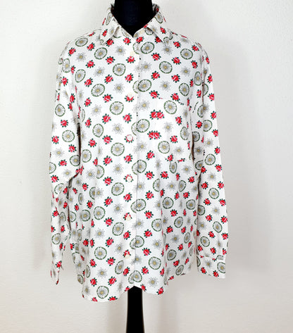 Einzigartige und nachhaltige Vintage Bluse in weiss mit Edelweiss. Unique and sustainable vintage blouse in white with edelweiss. Front.