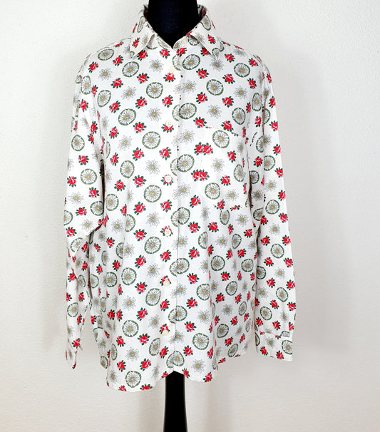 Einzigartige und nachhaltige Vintage Bluse in weiss mit Edelweiss. Unique and sustainable vintage blouse in white with edelweiss. Front.